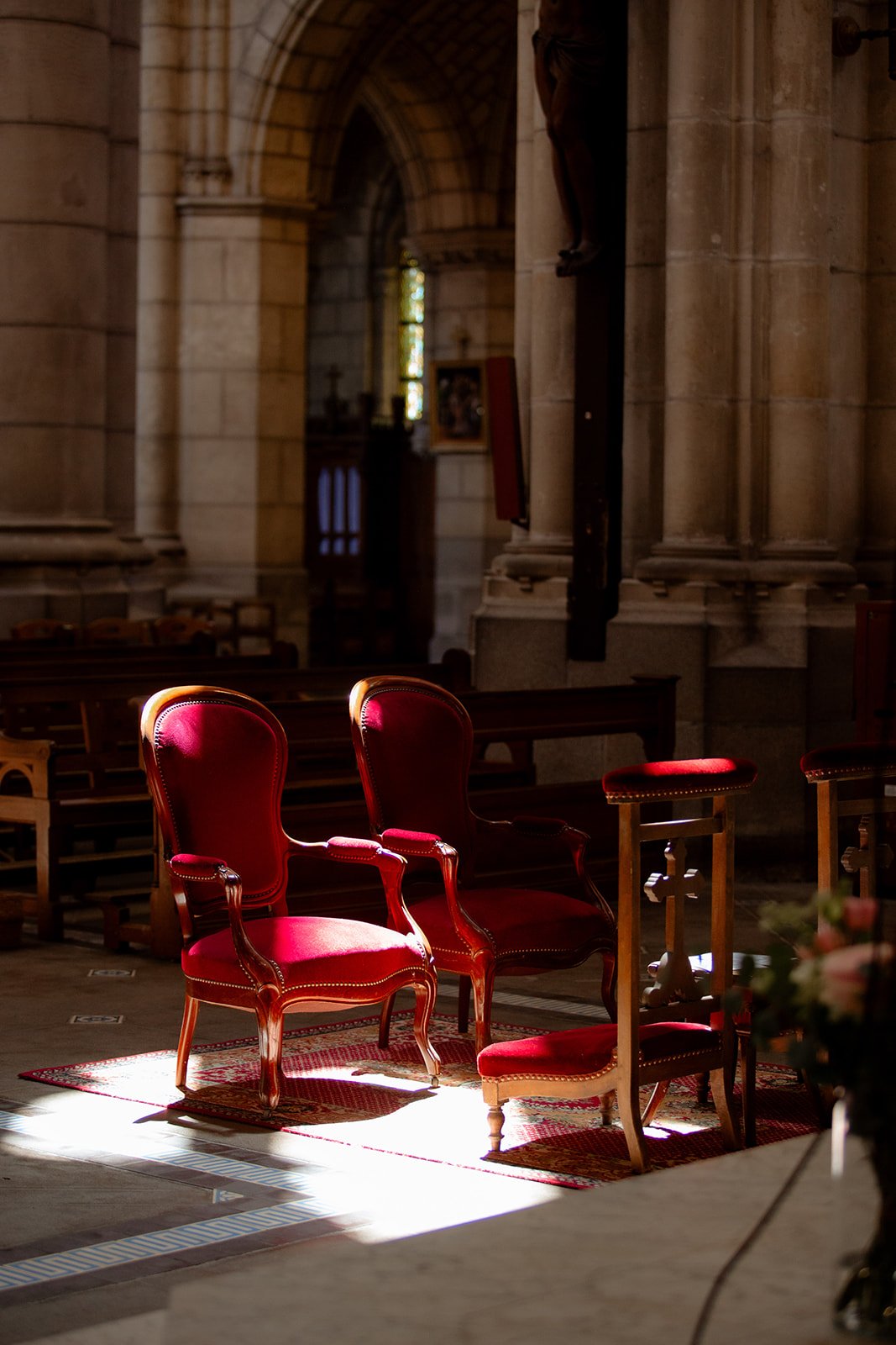 deux chaises dans une église éclairées par un rayon de soleil