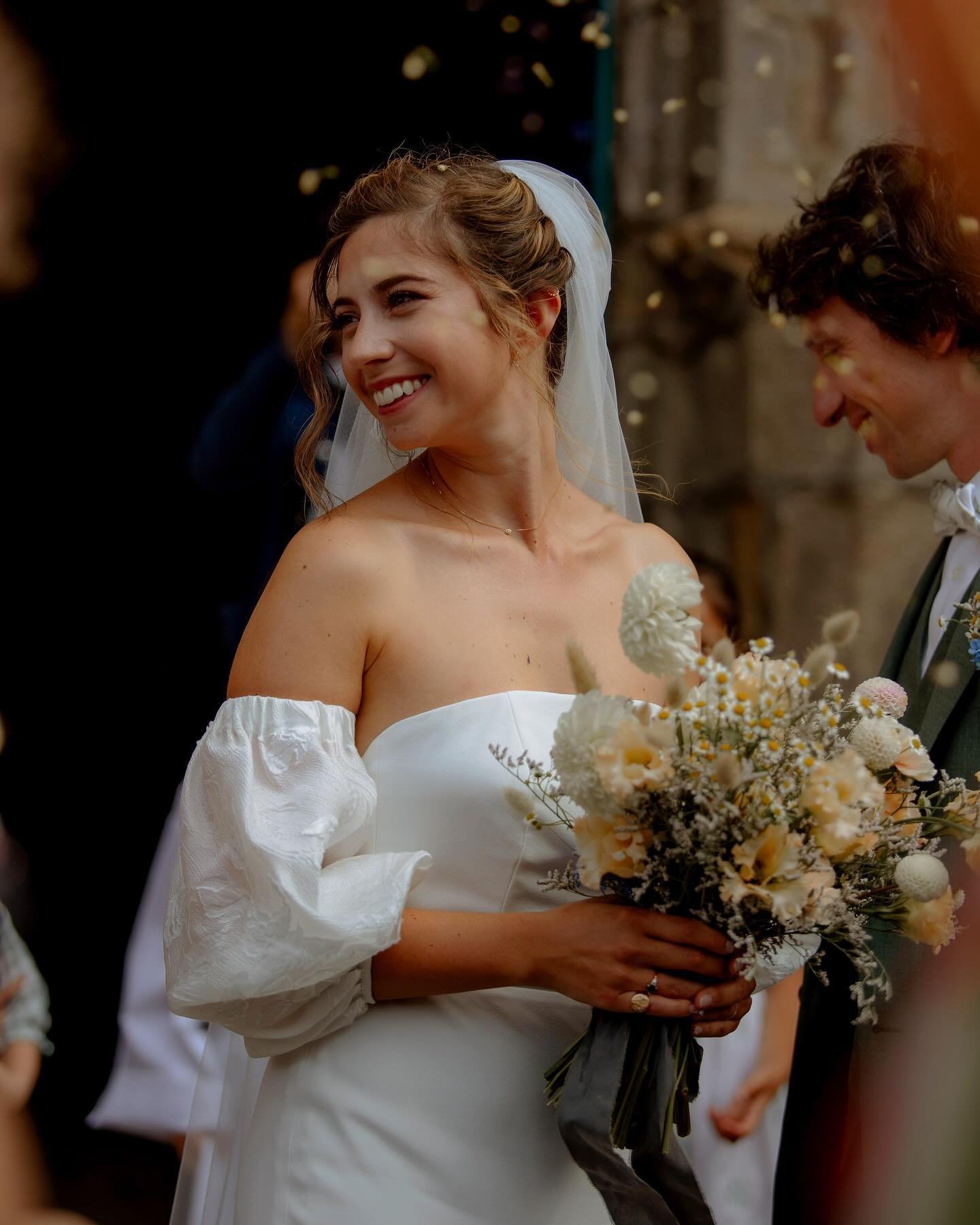 Tellement h&acirc;te de reprendre les mariages, vivement le d&eacute;but de la saison ! 
.
#lasoeurdelamariee #lamarieeauxpiedsnus #sortiedesmari&eacute;s #&eacute;glise #churchwedding #photographemariage #mariagephotographe #photographemariagenantes