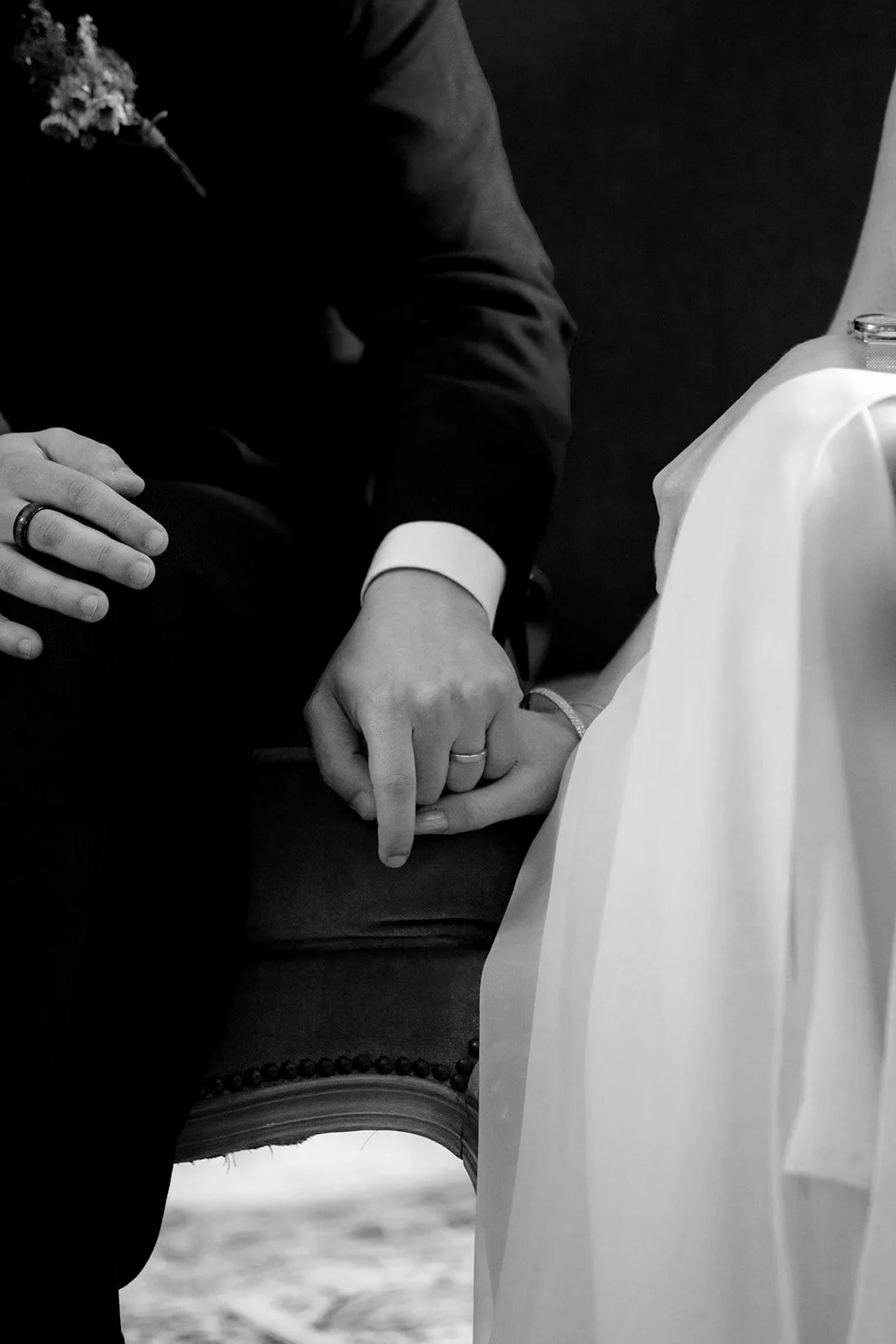 photo en noir et blanc rapproché de deux mains enlacées