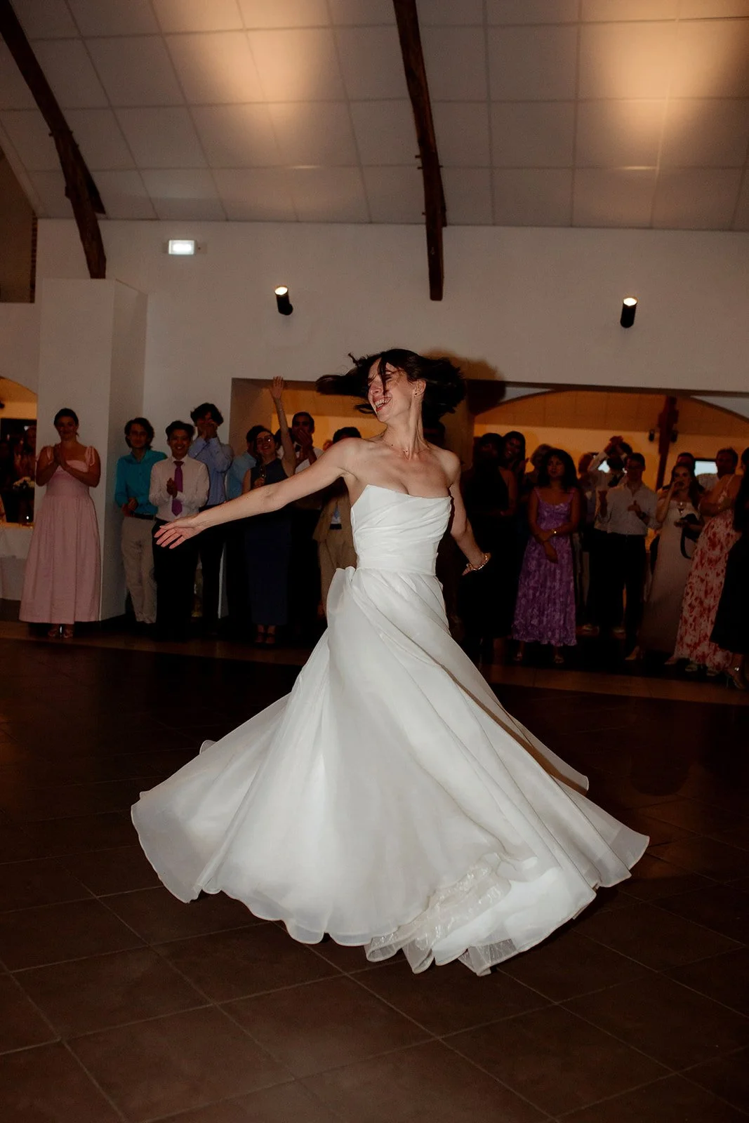 une mariée qui danse et tourne dans une salle