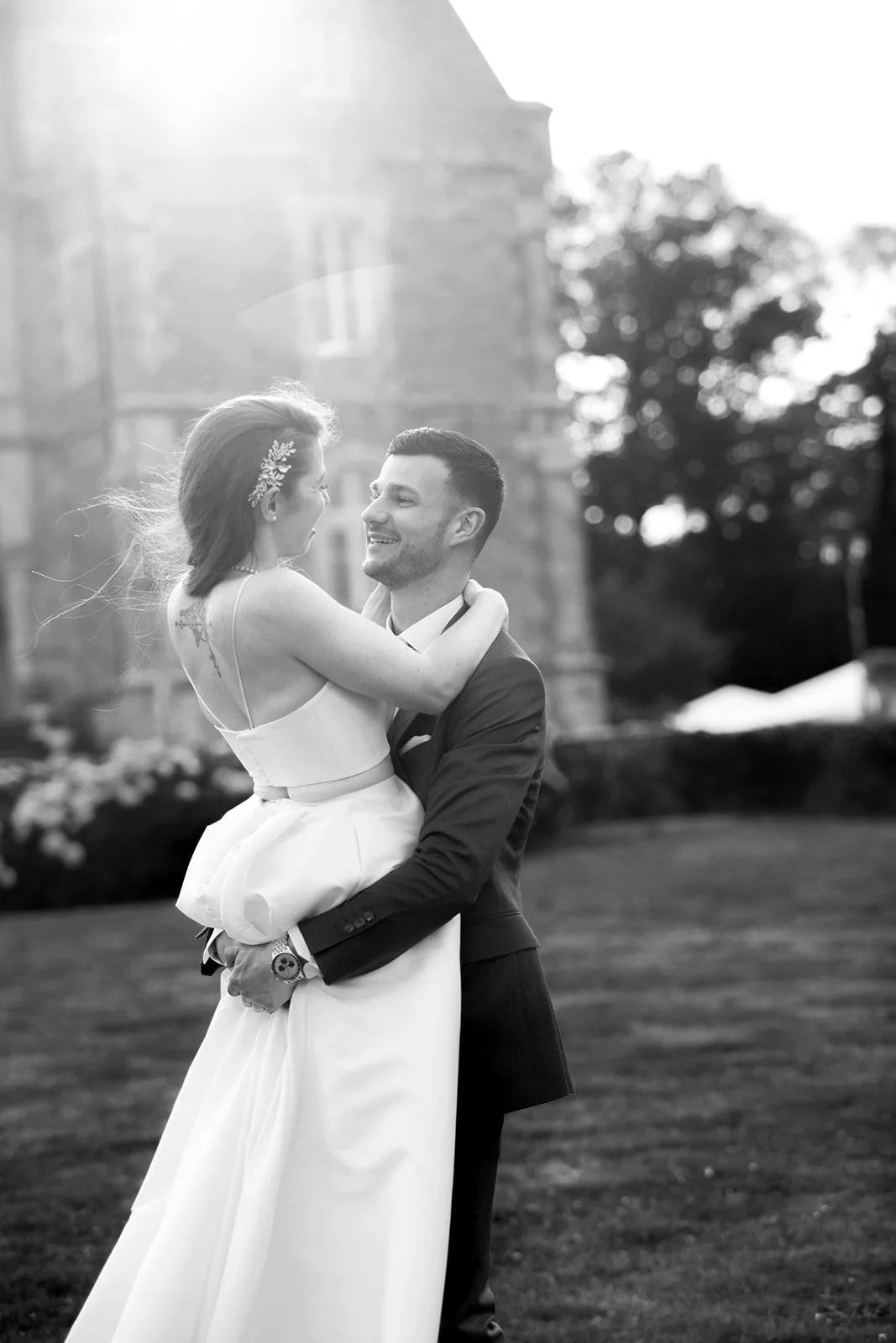 couple de mariés enlacés en noir et blanc