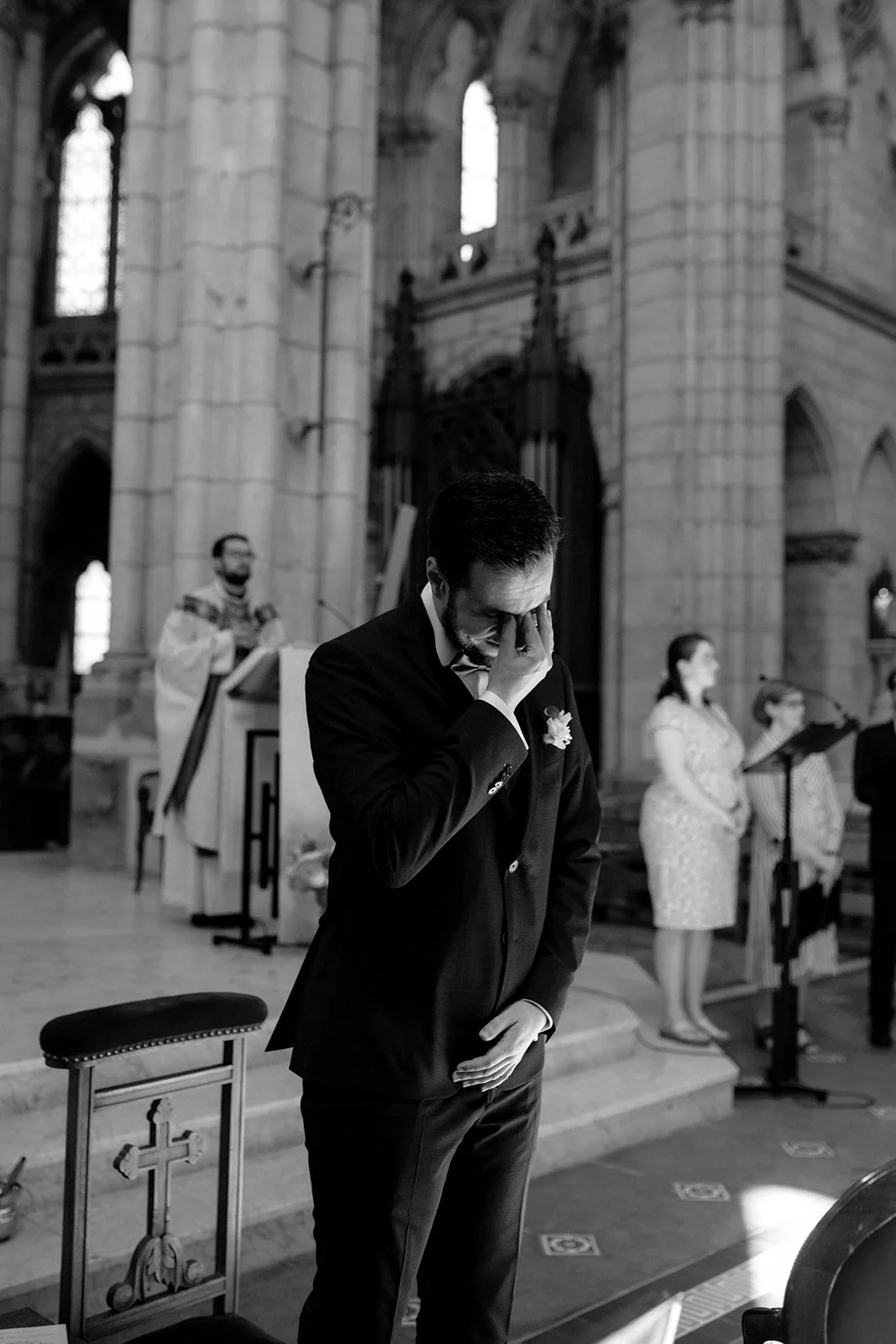 photo en noir et blanc d'un marié en pleurs