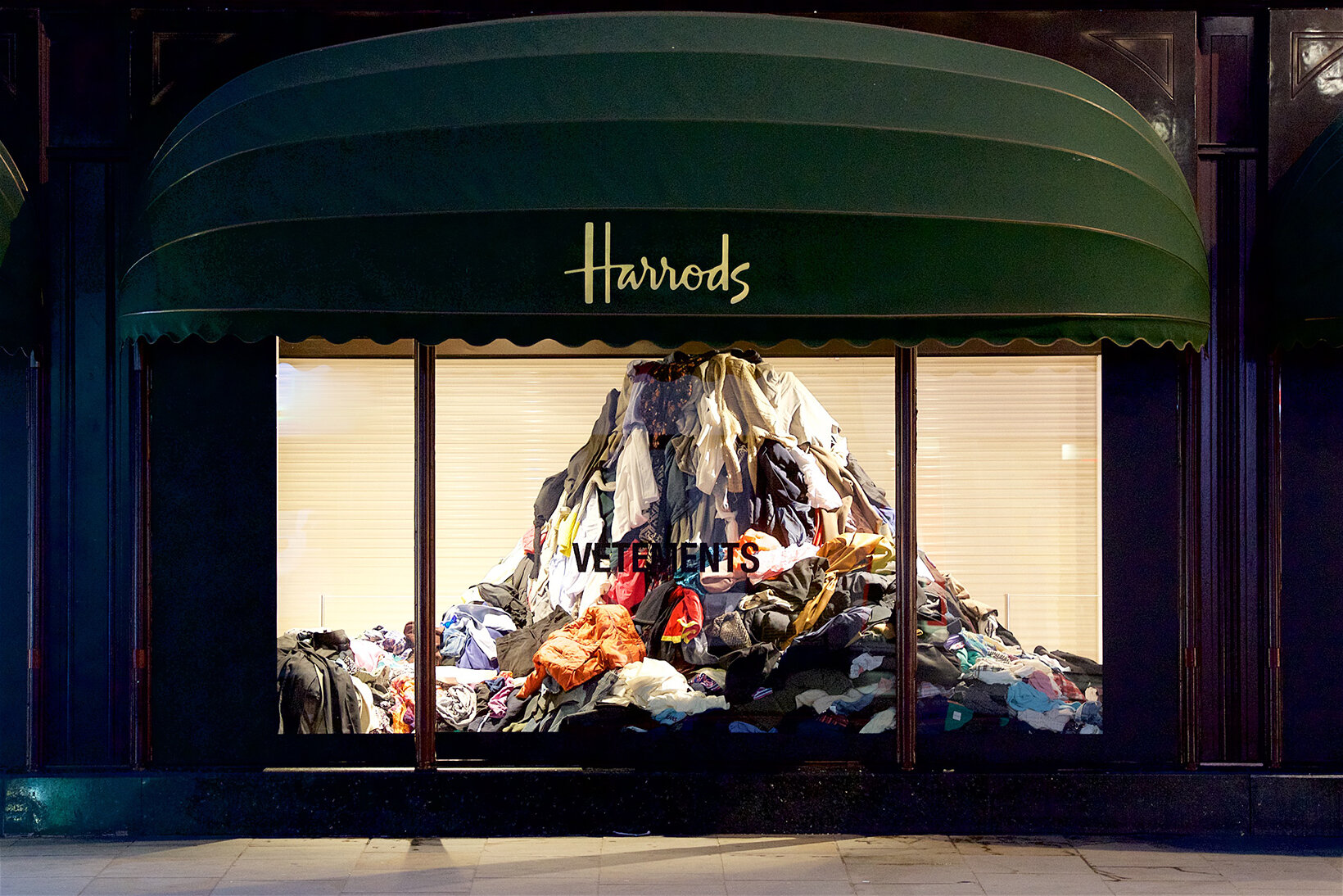 vetements-harrods-window-display-001.jpg