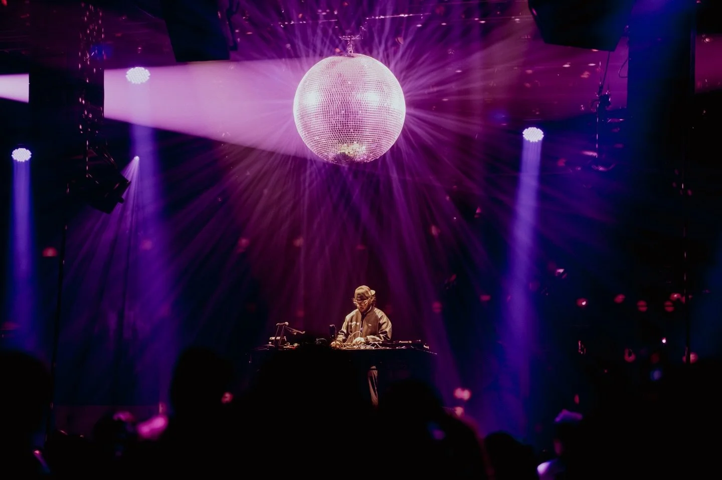 Disco Ball moments from @powerhouse_arts and @amarimonster 🪩
..
Event: Imagining x Powerhouse: International 
Lighting: @liveproductionlabs @kawalighting @bcslx_ 
Lighting Equipment: @prg.north.america @main_light 
Photography: @catelynrichardphotog