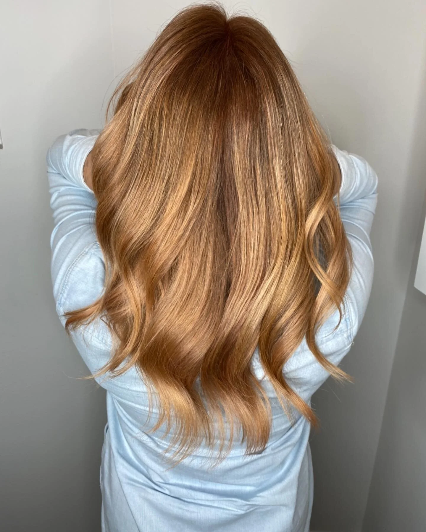 Blond 🔜 Copper 
•
Die Ansätze wurden coloriert mit: 
80ml Cover + Lotion, 30ml 7NN, 10ml 7K
•
Die Längen und Spitzen wurden getönt mit: 
60ml Colorance Lotion, 20ml Pastell Peach und 10ml 9KG
•
Zu beiden Rezepturen wurd