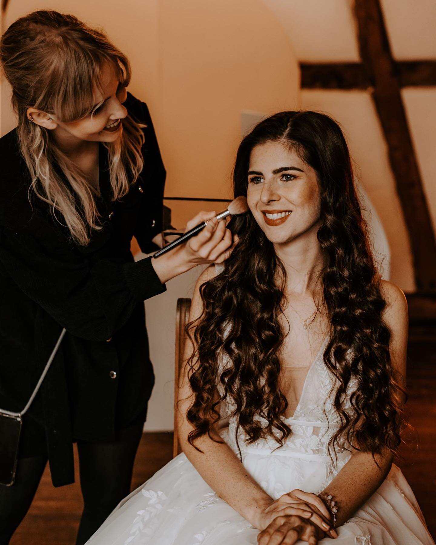 Long time no see but finally some happy brides and beautiful weddings 🙏🏻🥰

Fotografin: @hannahkondafotografie
Videografie: @filmrvideografie
Konzept und Planung: @wemakememories_events
Location: @bockenbusch
Styling: @nadineschloegl.hair.makeup
Br