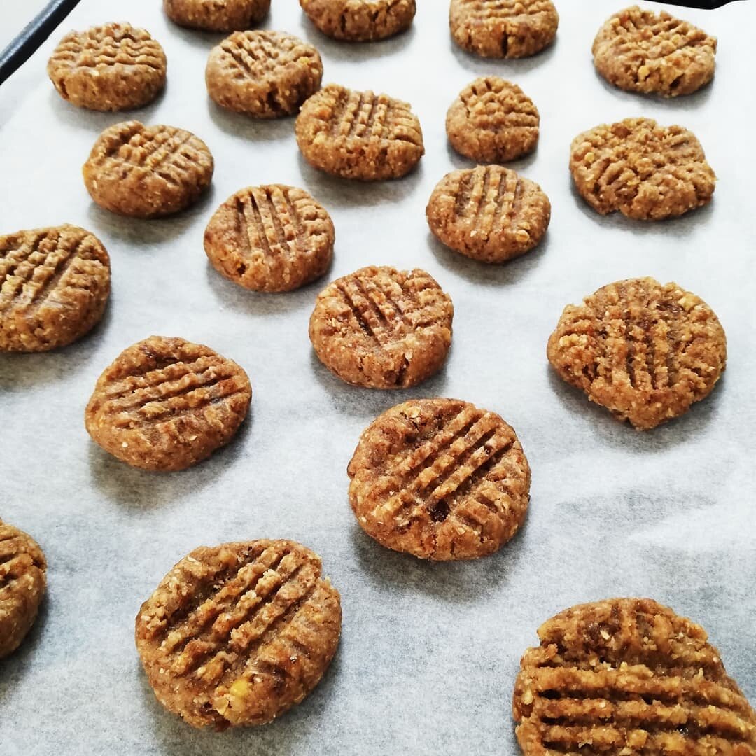 Cookie time!

I am a self confessed cookie monster! Really, hand me a pack of cookies and they will be gone just like that!

So it is really important to me to bake my own healthy cookies!

These lovelies were inspired by a #drgreger recipe, in his #