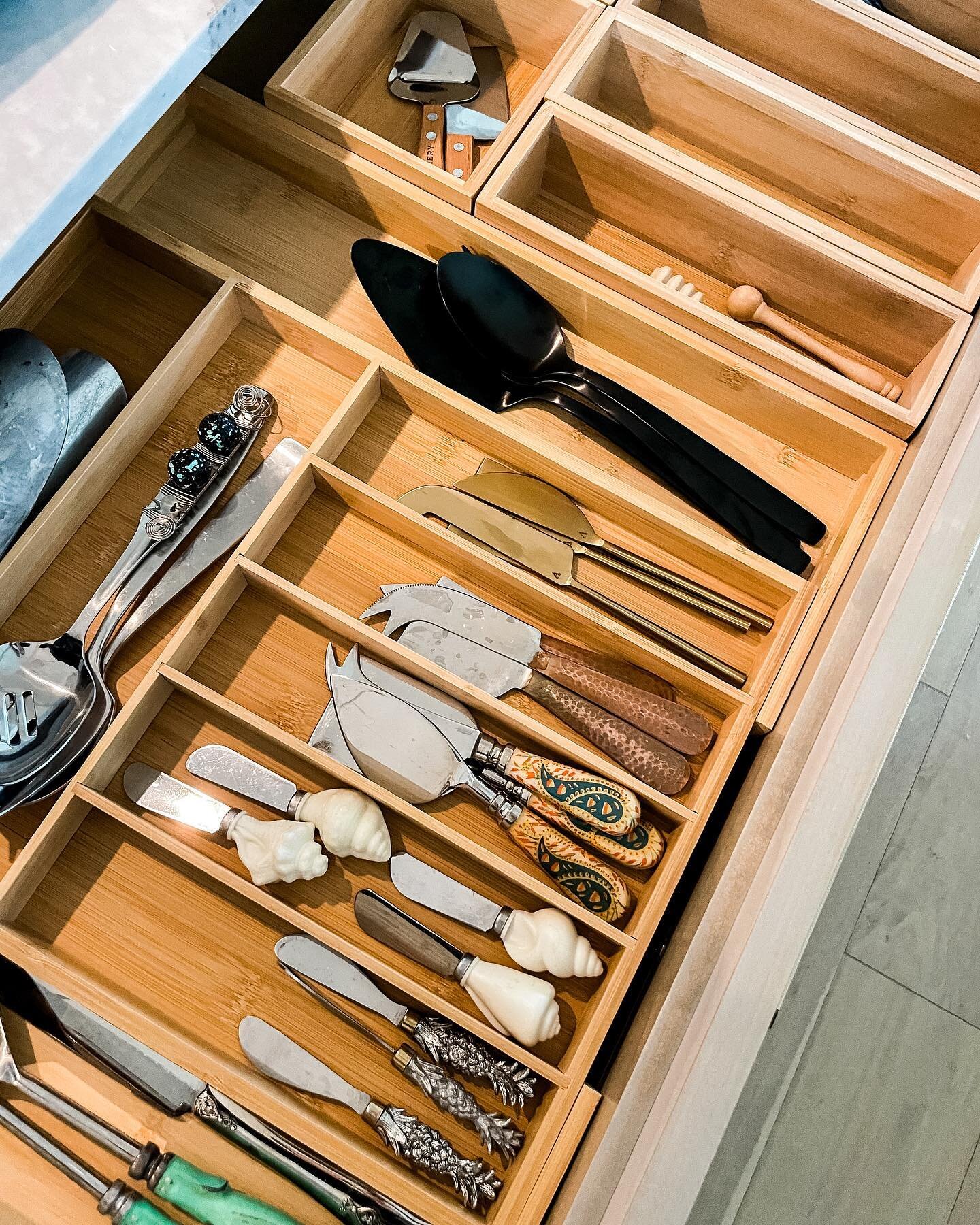 Love to entertain? Creating a drawer for serving utensils will make hosting a breeze! 🍴

#tulsaorganizer #tulsaorganizers #tulsaorganizing #kitchenorganization #kitchengoals #organizingtip #tulsasmallbusiness #tulsasmallbiz #homeorganization #homeor