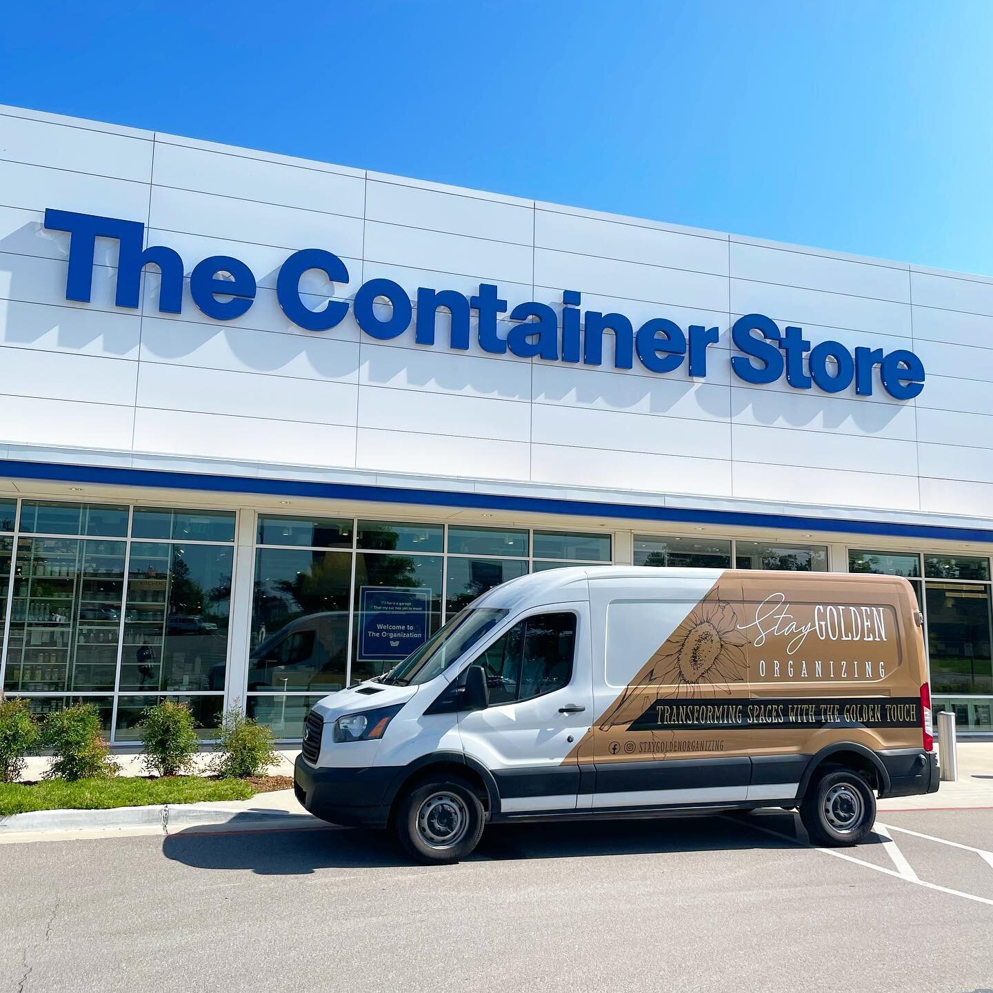 We may be biased, but we think Goldie looks even more beautiful parked in front of our favorite place on earth! 😍

#tulsaorganizer #tulsaorganizers #tulsaorganizing #thecontainerstore #oktcs #homeorganization #professionalorganizer #professionalorga
