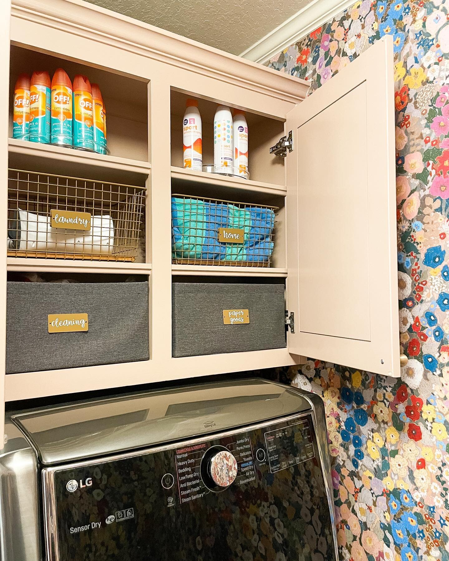 This laundry room was made extra dreamy by @cbcbuilds 🌸 Like isn&rsquo;t this wallpaper a dream! 

Tell us about your laundry routine! Do you do it all at once or space it out during the week? 🧺

#tulsaorganizer #tulsaorganizers #tulsaorganizing #p