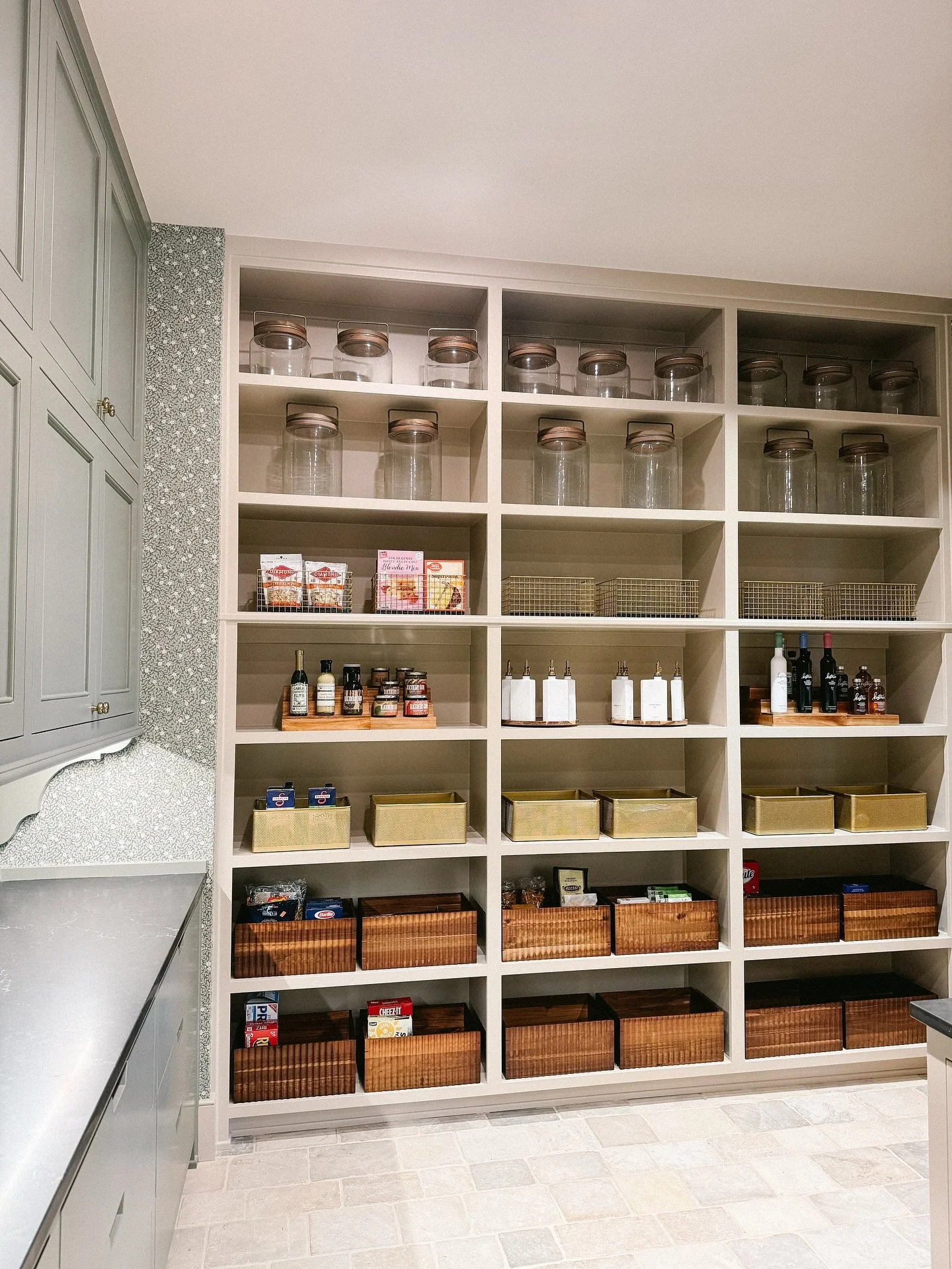 When style meets function 🤝

#tulsaorganizer #tulsaorganizers #tulsaorganizing #tulsaprofessionalorganizing #pantryorganization #pantrygoals #homeorganizing #homeorganization #getorganized #movein #moveinorganization #unpacking