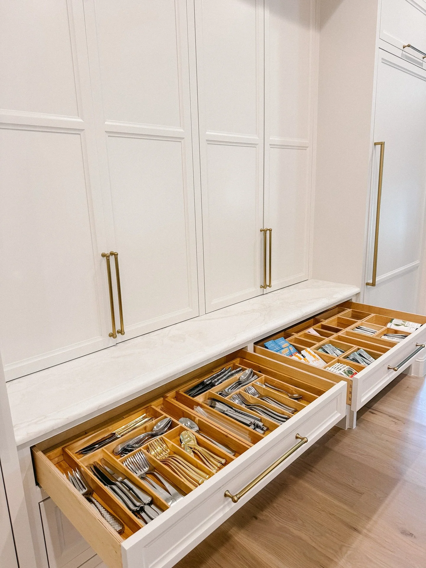 When the inside of your spaces look just as pretty as the outside 🤌🏻

#tulsaorganizer #tulsaorganizers #tulsaorganizing #kitchenorganizer #kitchenorganization #kitchengoals #drawerorganization