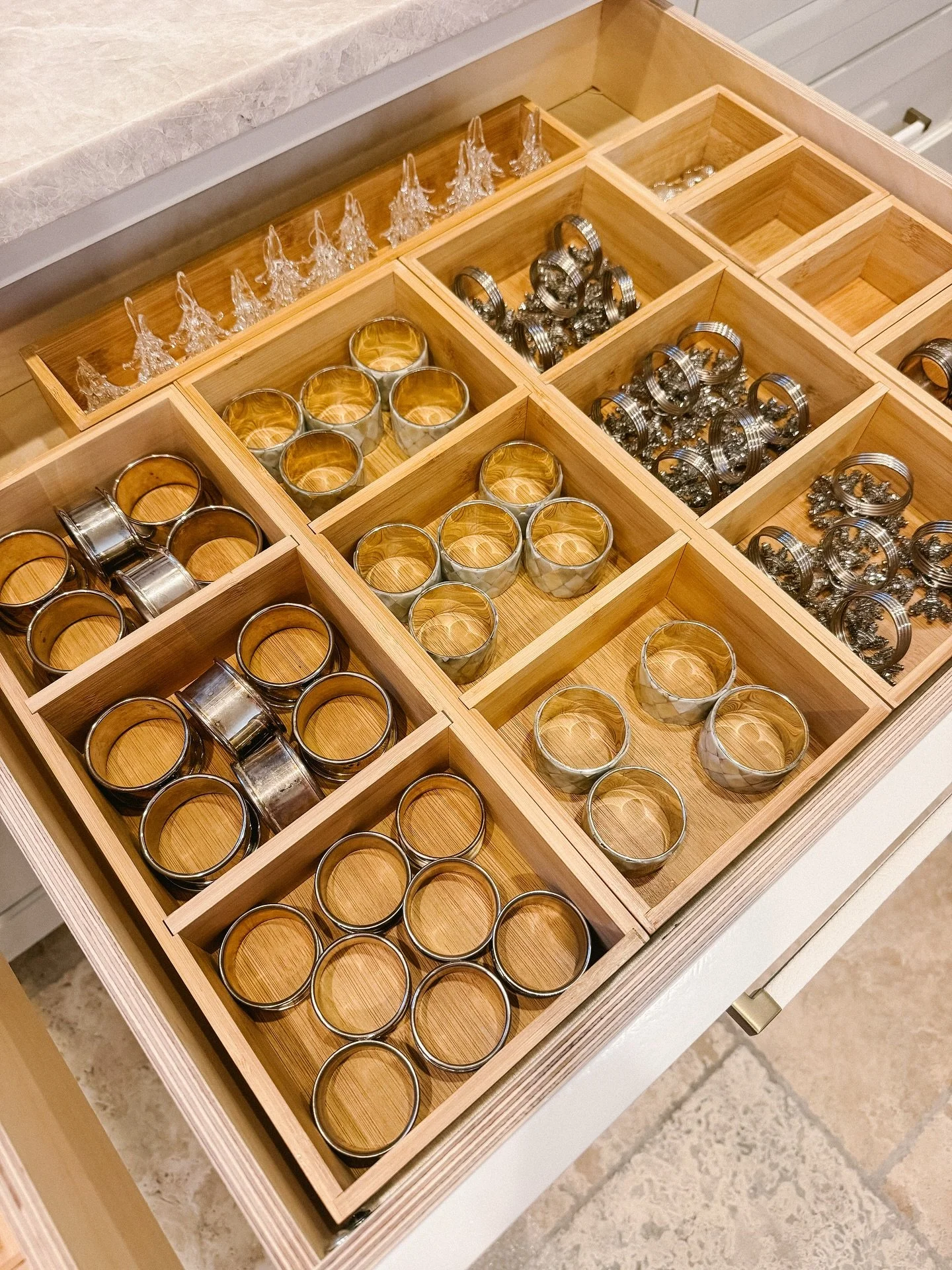 Hosting season is here 🍽️🦃🎄

From napkin rings to serving spoons, a little organization goes a long way when it&rsquo;s time to set the table ✨

#tulsaorganizer #tulsaorganizers #tulsaorganizers #kitchenorganizer #kitchenorganization #kitchengoals