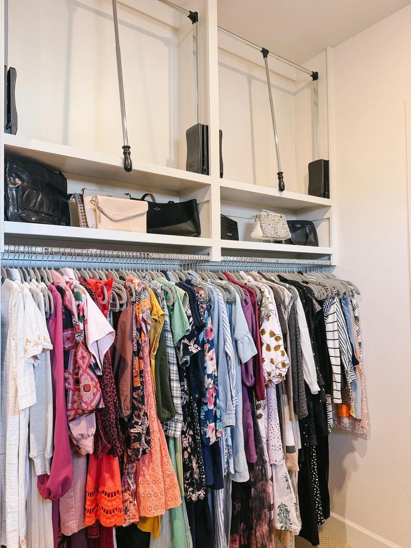 If getting dressed feels overwhelming&hellip; it&rsquo;s not you, it&rsquo;s your system. 

An organized closet means: 
&bull;you see everything at a glance
&bull;no more digging or double buying
&bull;getting ready is enjoyable, not stressful

Ready