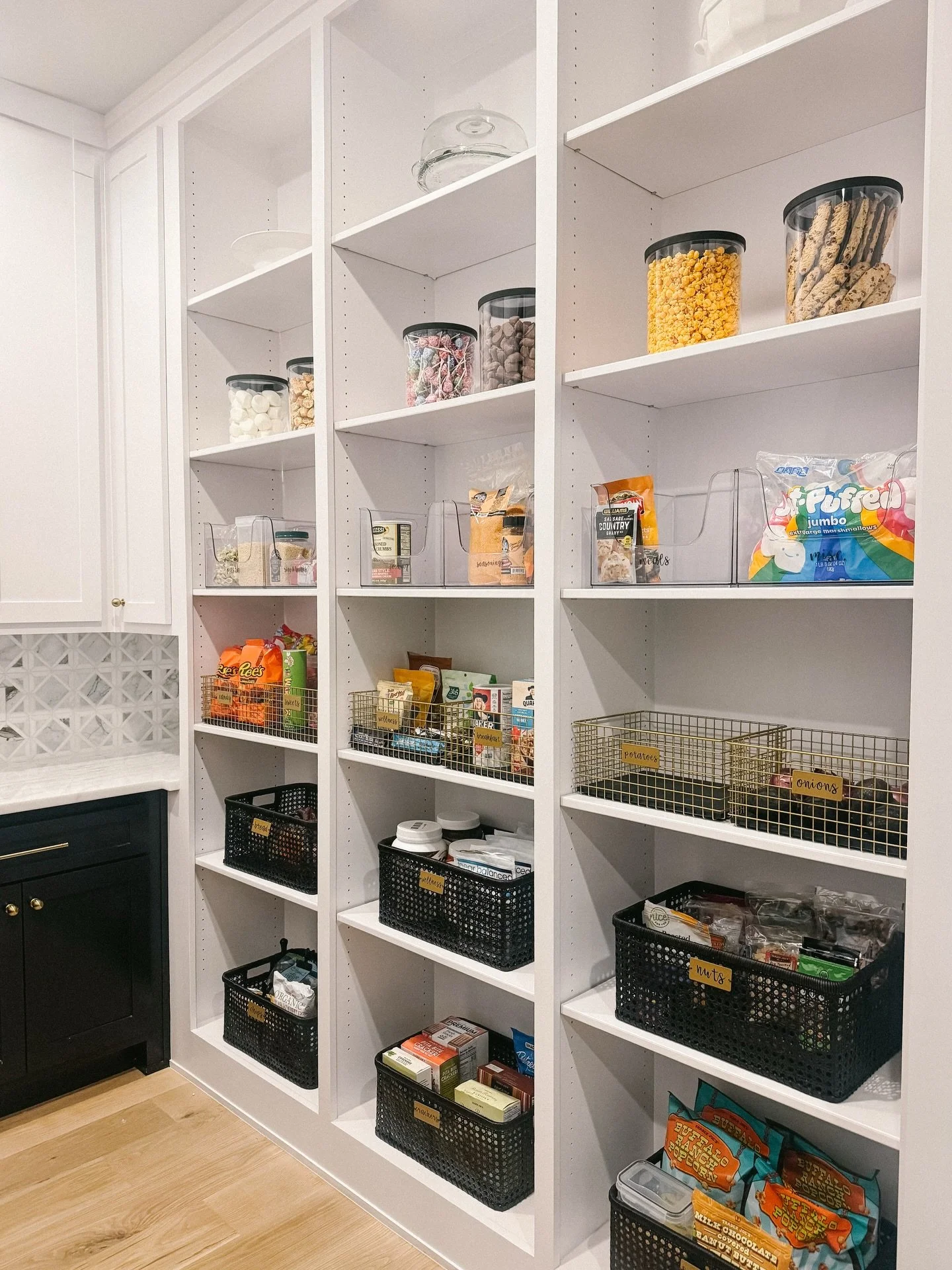 New home, new pantry 🖤

#tulsaorganizer #tulsaorganizers #tulsaorganizing #pantryorganization #tulsaprofessionalorganizing