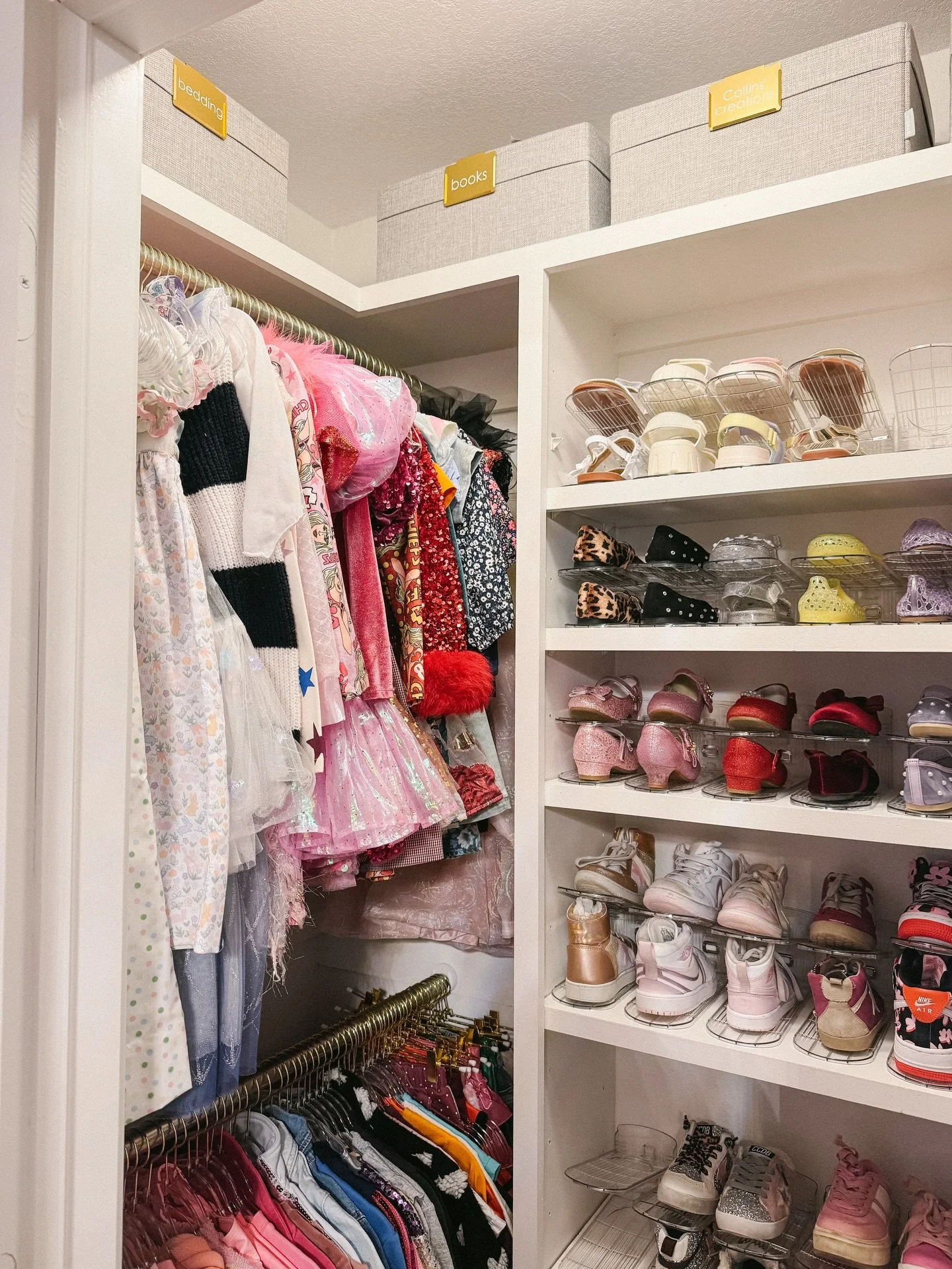 We can&rsquo;t get over this closet! The adorable outfits, the cutest shoes, and those gold and acrylic details bringing it all together✨ 

But this isn&rsquo;t just about making it look pretty&hellip;An organized space gives your child independence.