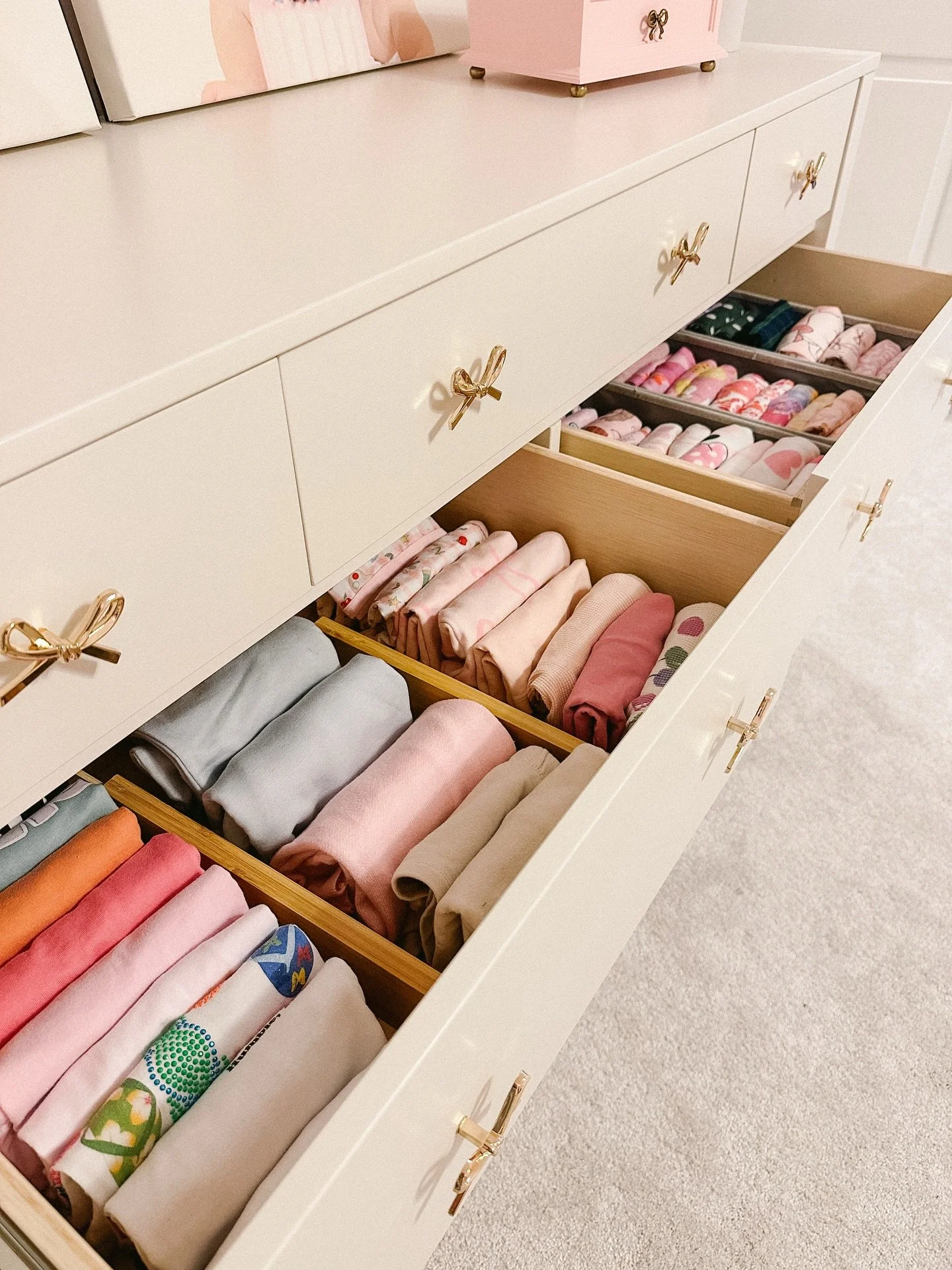 There&rsquo;s something so satisfying about opening a drawer and seeing everything neatly folded, easy to find, and ready to wear ✨

#tulsaorganizer #tulsaorganizers #tulsaorganizing #homeorganization #tulsasmallbusiness