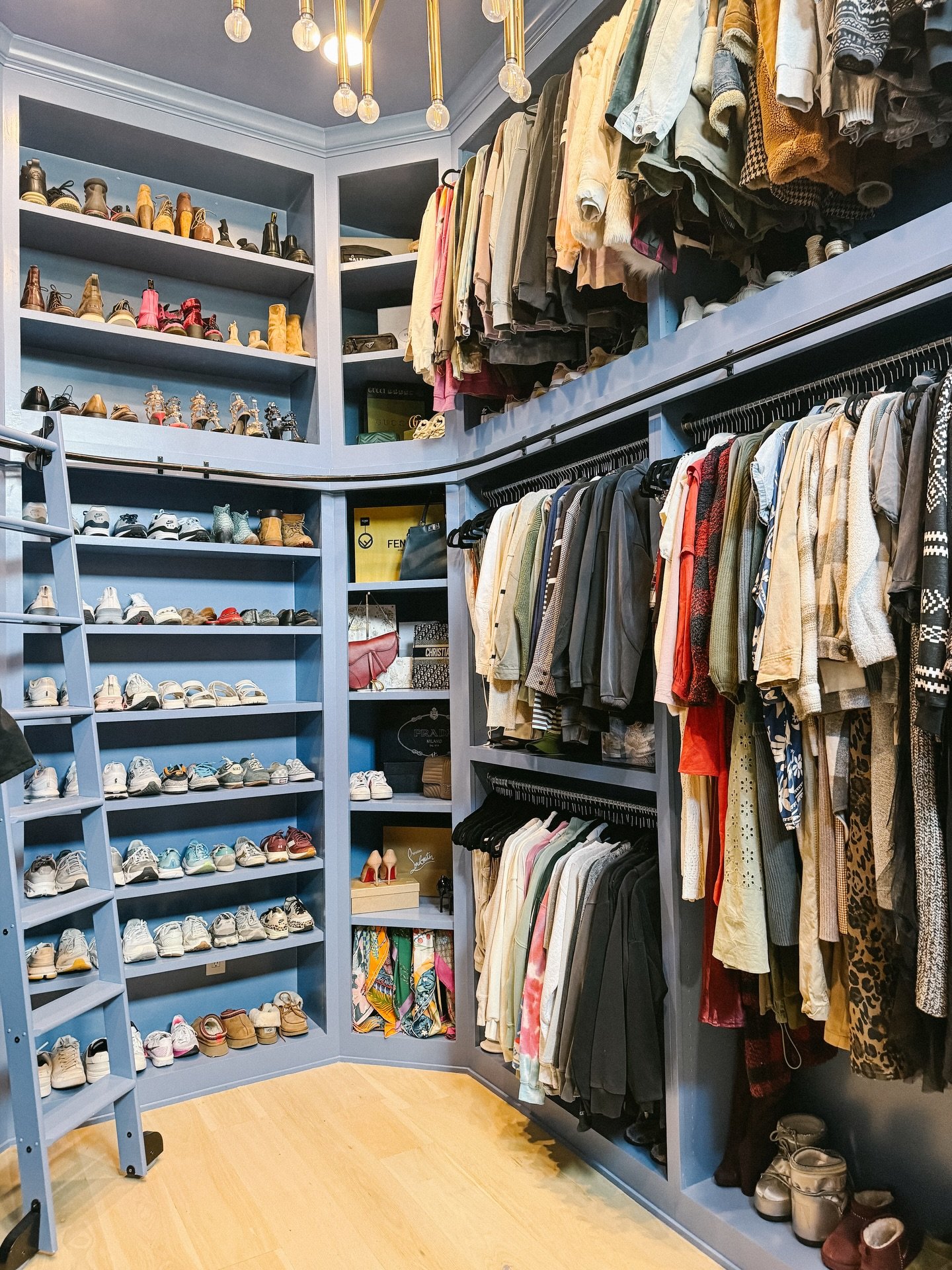 The color, the ladder, and the accessories in this closet are truly chef&rsquo;s kiss 🤌🏻

#tulsaorganizer #tulsaorganizing #tulsaprofessionalorganizing #closetorganization #closetgoals