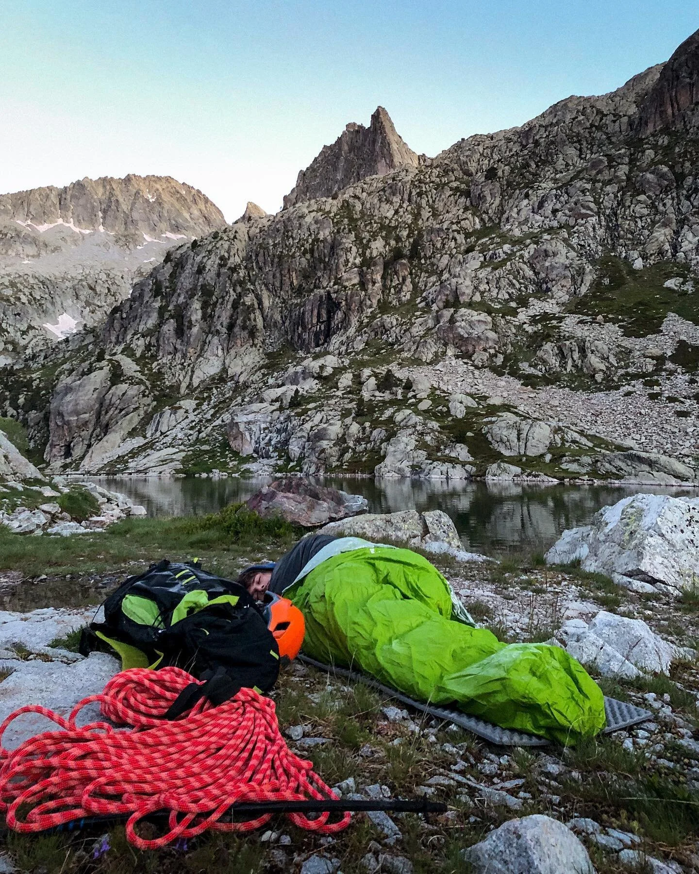 The night was brutally cold and we didn&rsquo;t sleep at all, but if that&rsquo;s the price to pay to climb such a cool looking needle then I hope I get many sleepless nights in my life ☕️ With @marctorello 

🪡 Aguja de Bachima&ntilde;a, 2.570m
@rab