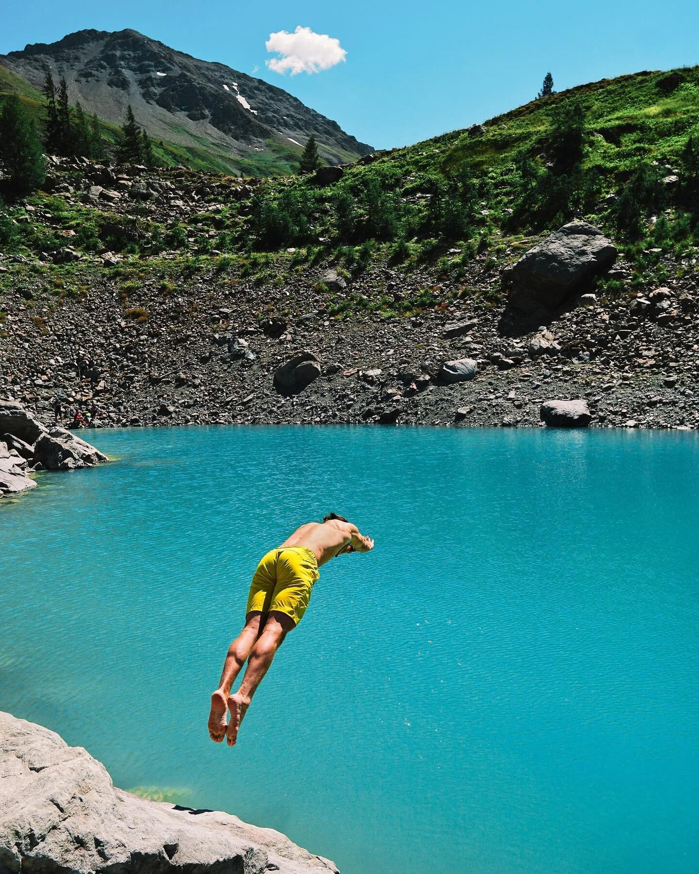 Swipe to see how I like to stay cool on a hot Monday! 1️⃣2️⃣3️⃣
-
-
#lakeswimming #lagodelmiage #lagomiage 
#courmayeur #courmayeurmontblanc #aostavalley #montblanc #chamonix 
#WeAreRab #RabxGore #MastersOfInsulation #TheMountainPeople #RabEquipment 