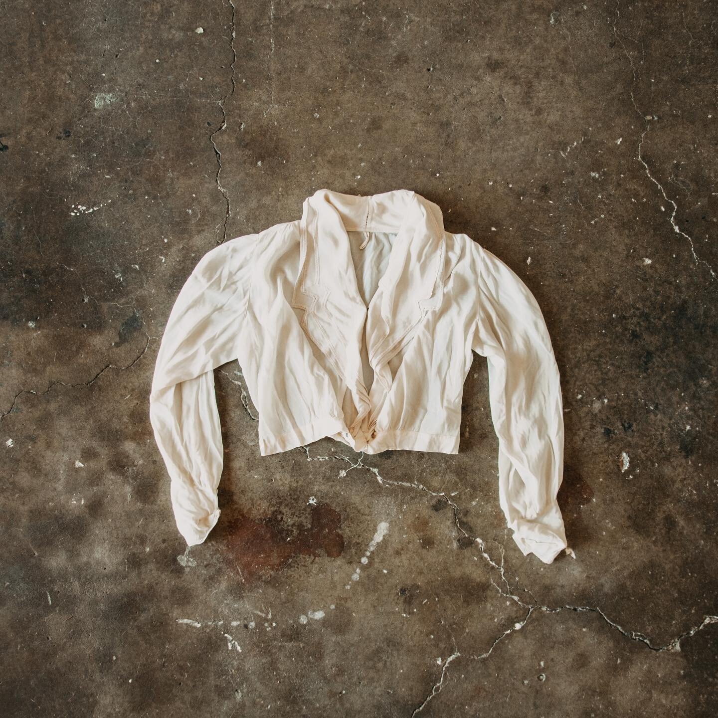 Vintage White Blouse

Very comfortable vintage blouse in excellent condition. There are no stains or holes. The material is silk-like, slightly see-through and an off-white color. The front closes with small hook and eye closures. Tag size 48.

Shoul