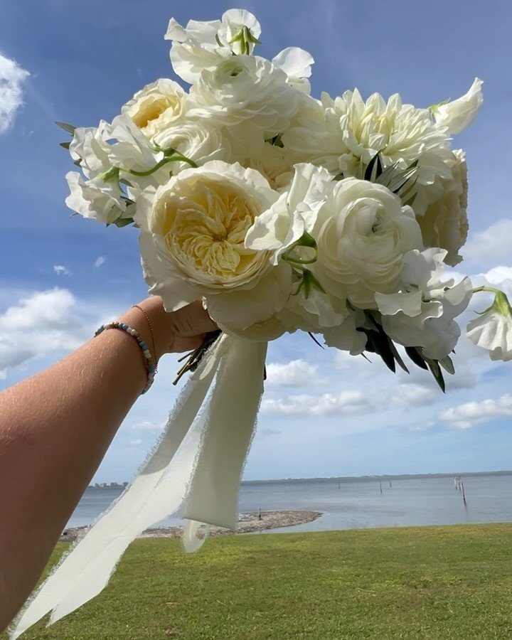 Me &amp; my love affair with Nanda&rsquo;s bouquet 🤍

#jacksonvilleweddingflorist #jaxweddingflorist  #orlandoweddingflorist #centralflweddingflorist #nsbweddingflorist #weddingflorist #gardenwedding #bridalbouquet #whiteweddingflowers