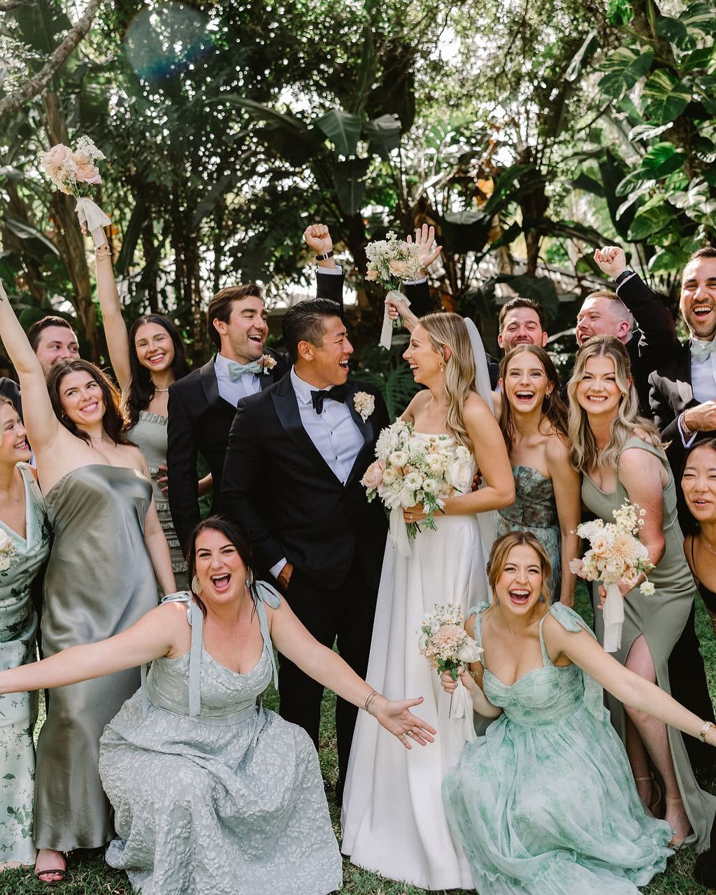 Katie, Andrew, &amp; their people 🕊️🤍💭 

Venue | @the_delamater_house 
Coordinator | @magnolia_blossom_weddings 
Photographer | @leslietresher 
Floral Design | @tulifloralco 

#jacksonvilleweddingflorist #jaxweddingflorist  #orlandoweddingflorist 
