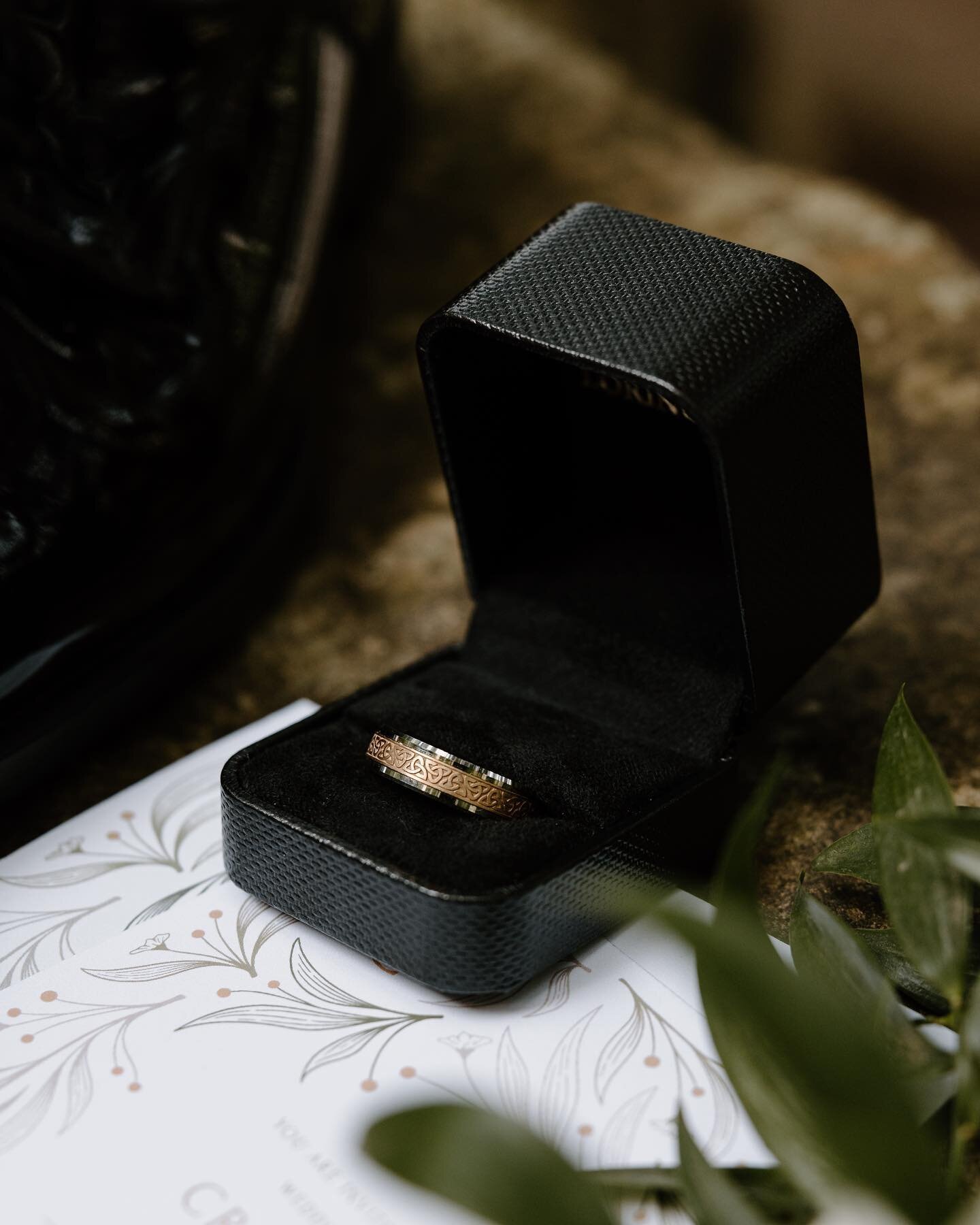 A moment for the level of detail on this ring 🖤