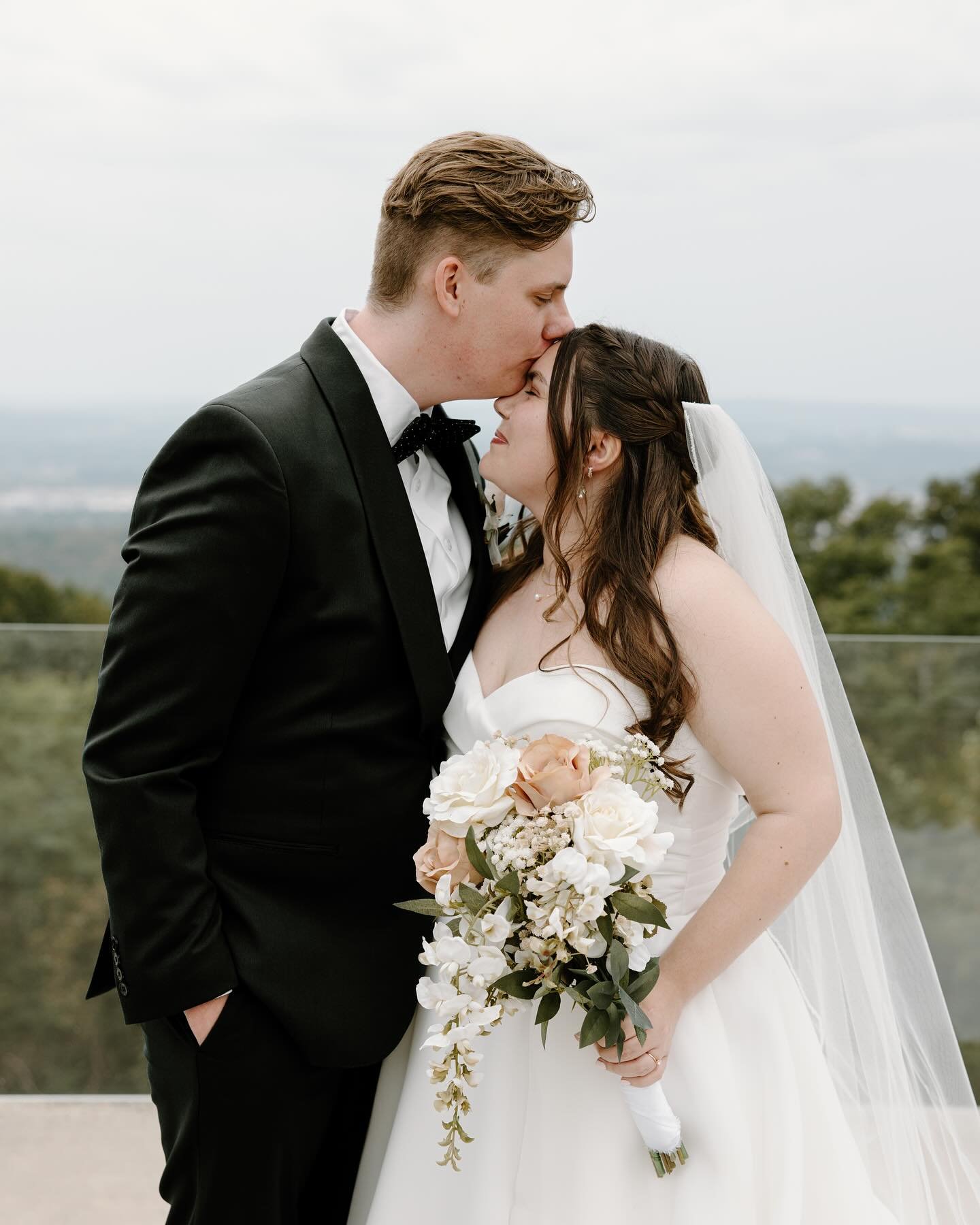 Anna &amp; Oliver 🖤
&bull;
#alabamaweddingphotographer #alabamaweddings #junebugweddings #alabamaelopement #elopementphotography #weddingphotography #northalabamaphotographer #northalabamaweddings #huffpostweddings #wedding #weddinginspo #weddingins