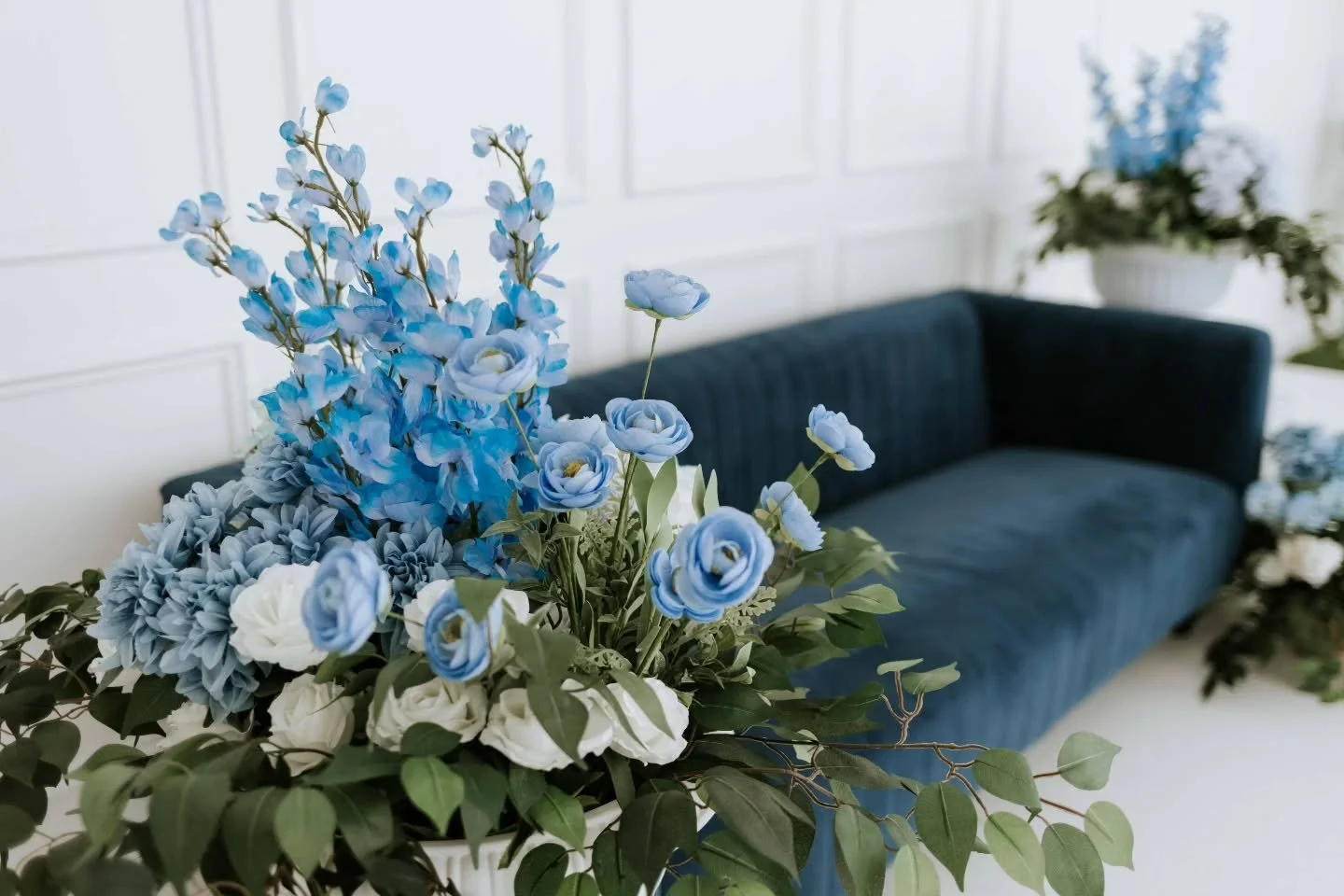 📍Mesquite

Available now until May 9th. Please plan accordingly. 💐

Use the movable floral arrangements to make different setups using any of our seating options. 🪑🛋 Oversized flowers cannot be moved, but bring in a blanket and set up a cute picn