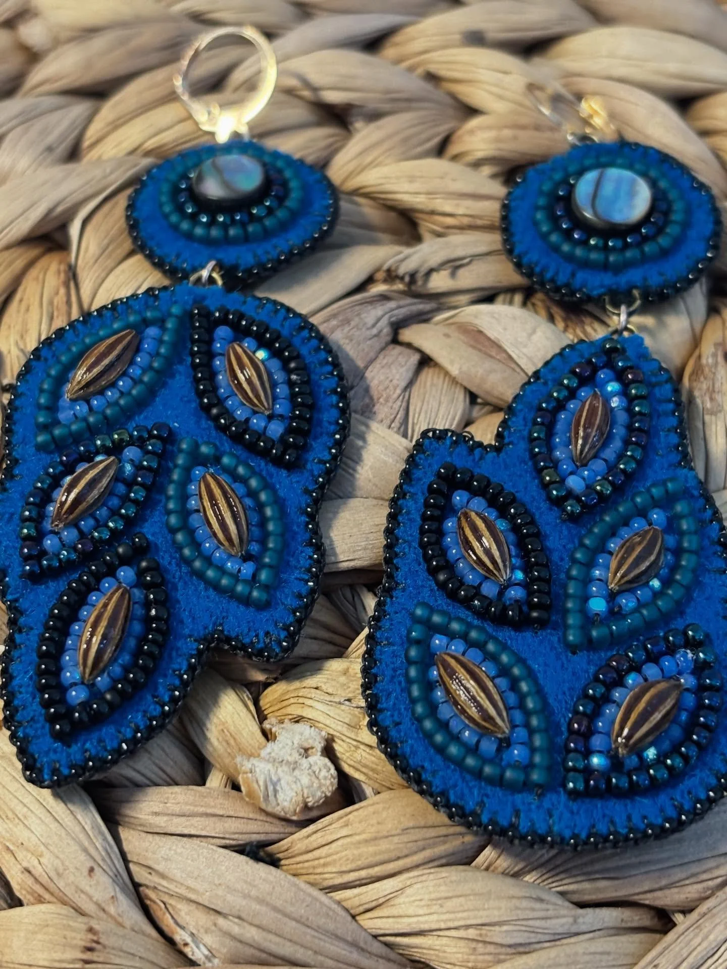 Holiday Wraffle . Abalone and dinvi River beauty creations earrings  Mussi choo for the support, im working on a side project and youre helping bring it to life. 

15$/ 21 lines 

Emt- Bobbirose14@gmail.com

1. 
2. 
3. 
4. 
5.
6. 
7. 
8.
9. 
10.
11. 