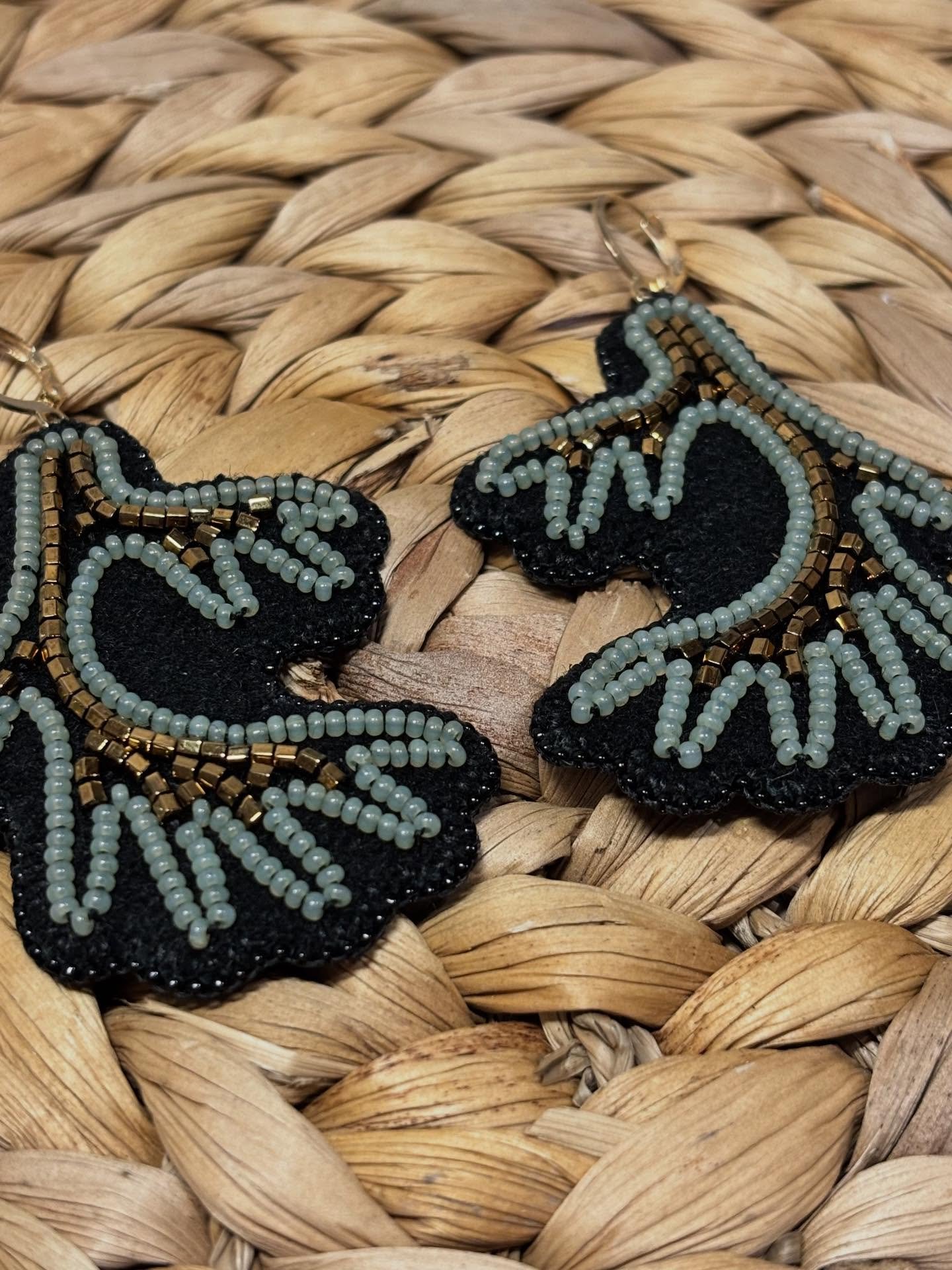 Holiday Wraffle . River beauty creations Vadzaih antlers and  bag charm. 

Mussi choo for the support, im working on a side project and youre helping bring it to life. 

15$/ 25 lines 

Emt- Bobbirose14@gmail.com

1. 
2. 
3. 
4. 
5. 
6.
7. 
 8.
9. 
1