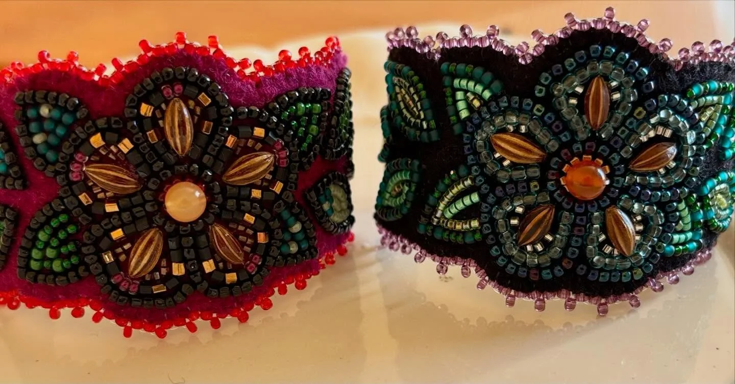 Remembering when I took a moment to stop and admire some gorgeous wildflowers, and thought, I'm gonna bead you into a masterpiece 🌸🌸