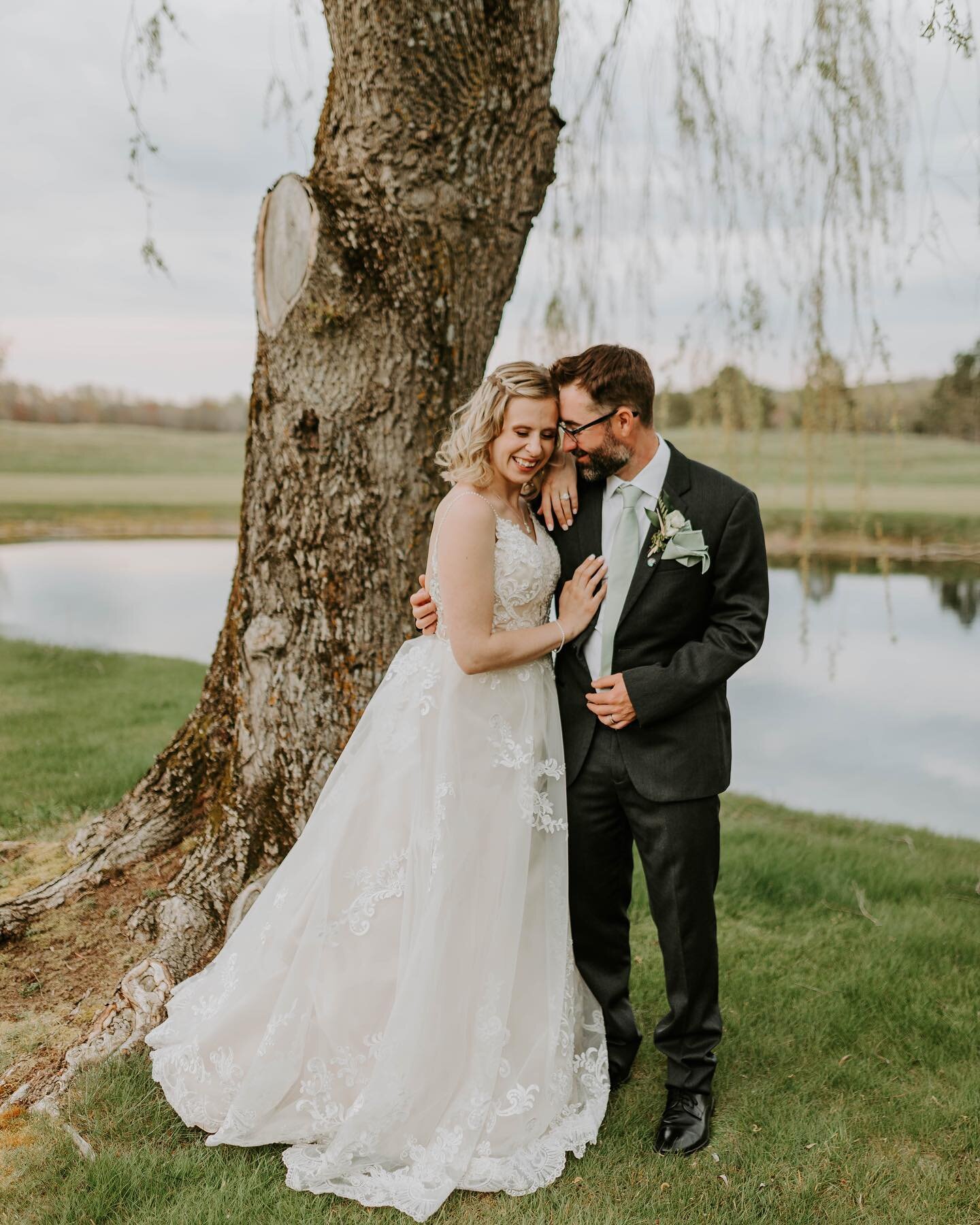 As I have a little time between sessions today, I wanted to pop on here abs share some images from Kayla and Zachs Wedding ☺️
I hope you all have a great weekend! I&rsquo;ll be photographing a sunrise session at #sleepingbeardunes and I&rsquo;m so so