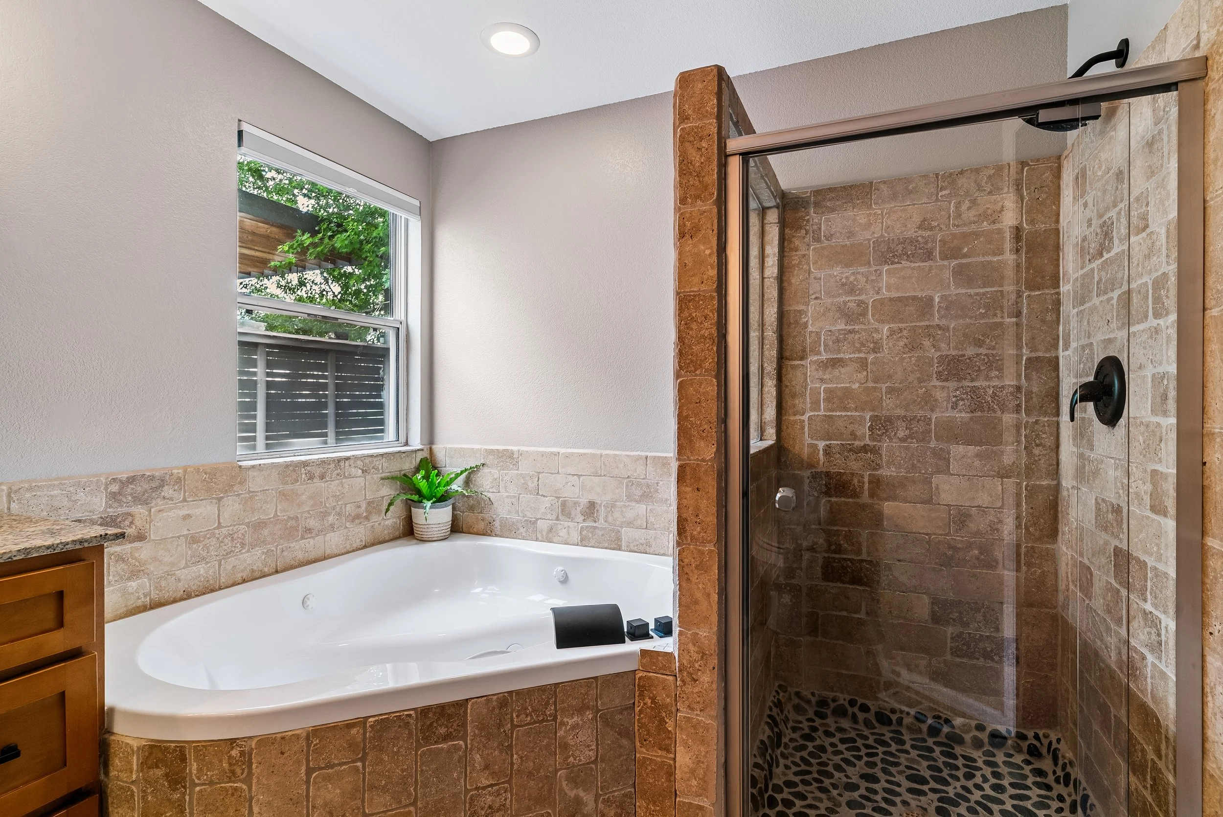 2930 S Deframe Way-157.jpg