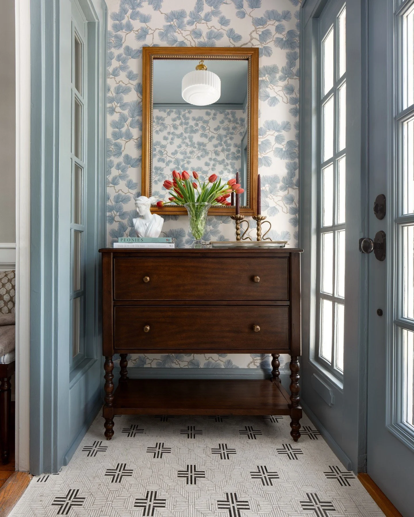First impressions start at the front door. And this one feels like a warm welcome home.

Photography: @landrephoto