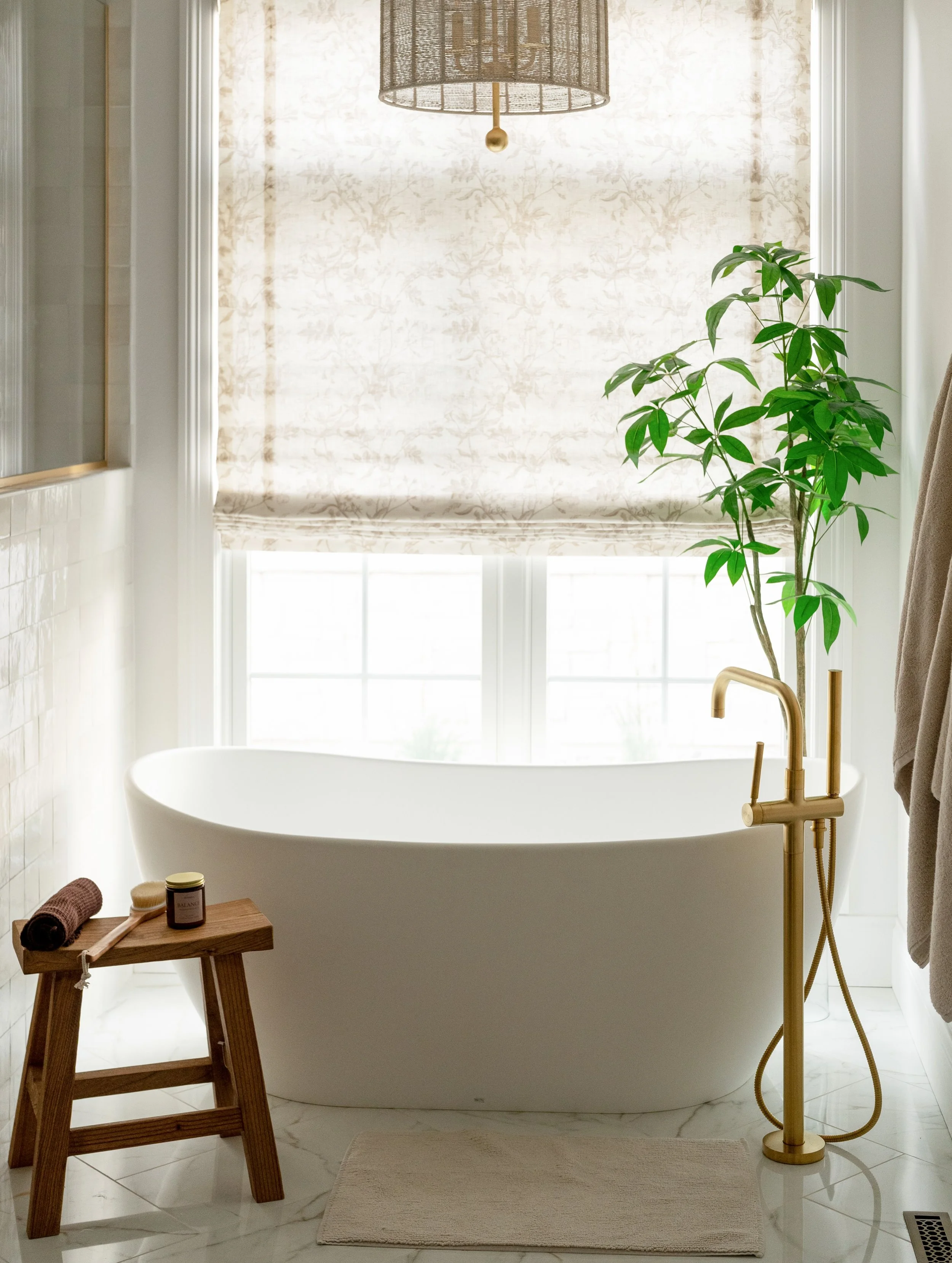 Wash, rinse, repeat. Preferably here.

A primary bathroom designed to make the everyday feel a little more luxurious. A freestanding soaking tub tucked beneath the window makes a pretty compelling case for calling it an early night. 

Design: @kristi