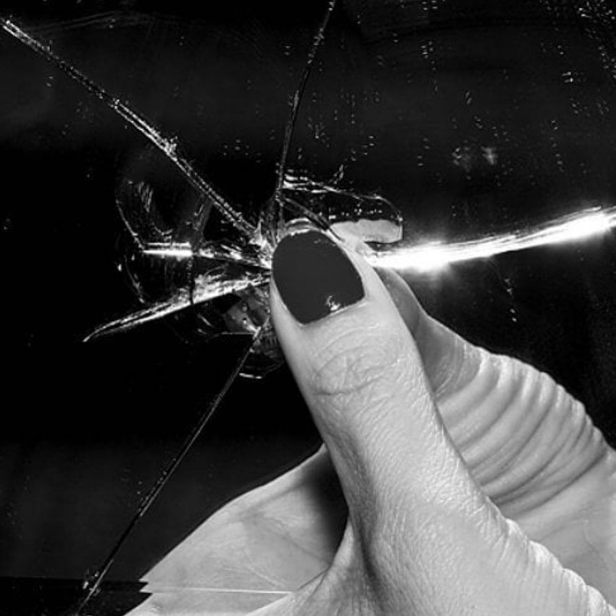 Sufrimos principalmente no por nuestros vicios o debilidades, sino por nuestras ilusiones. 

Estamos obsesionados no por la realidad, sino por aquellas im&aacute;genes que hemos puesto en lugar de la realidad. 

__
Daniel J. Boorstin

#vicios #debili