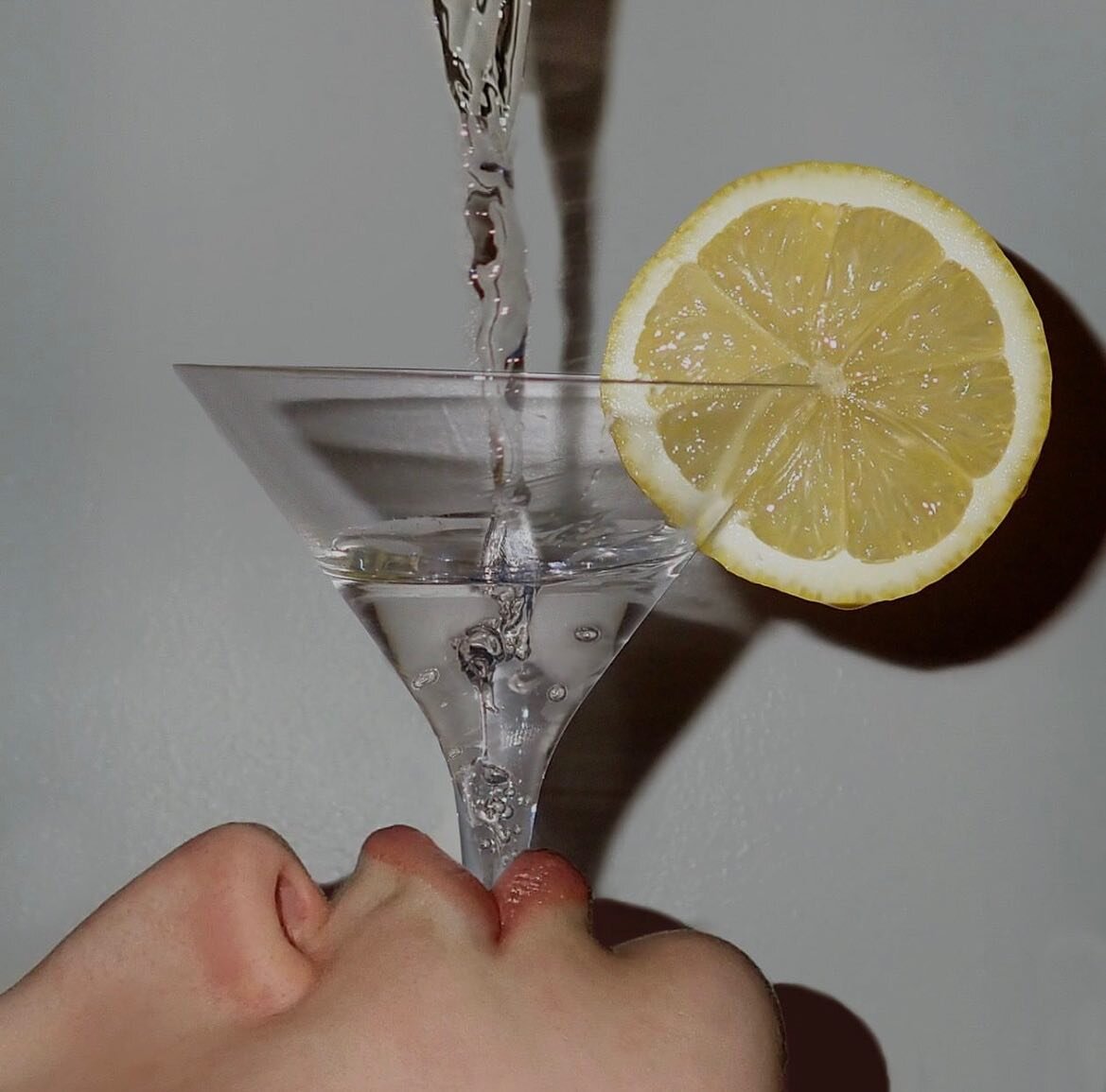 🍸#Bingedrinking se conoce como el acto de consumir bebidas alcoh&oacute;licas hasta emborracharse o anestesiarse.

📺 En EEUU se usa tambi&eacute;n #bingewatching o atrac&oacute;n de series.

Esto puede ser una conducta compulsiva m&aacute;s para ta