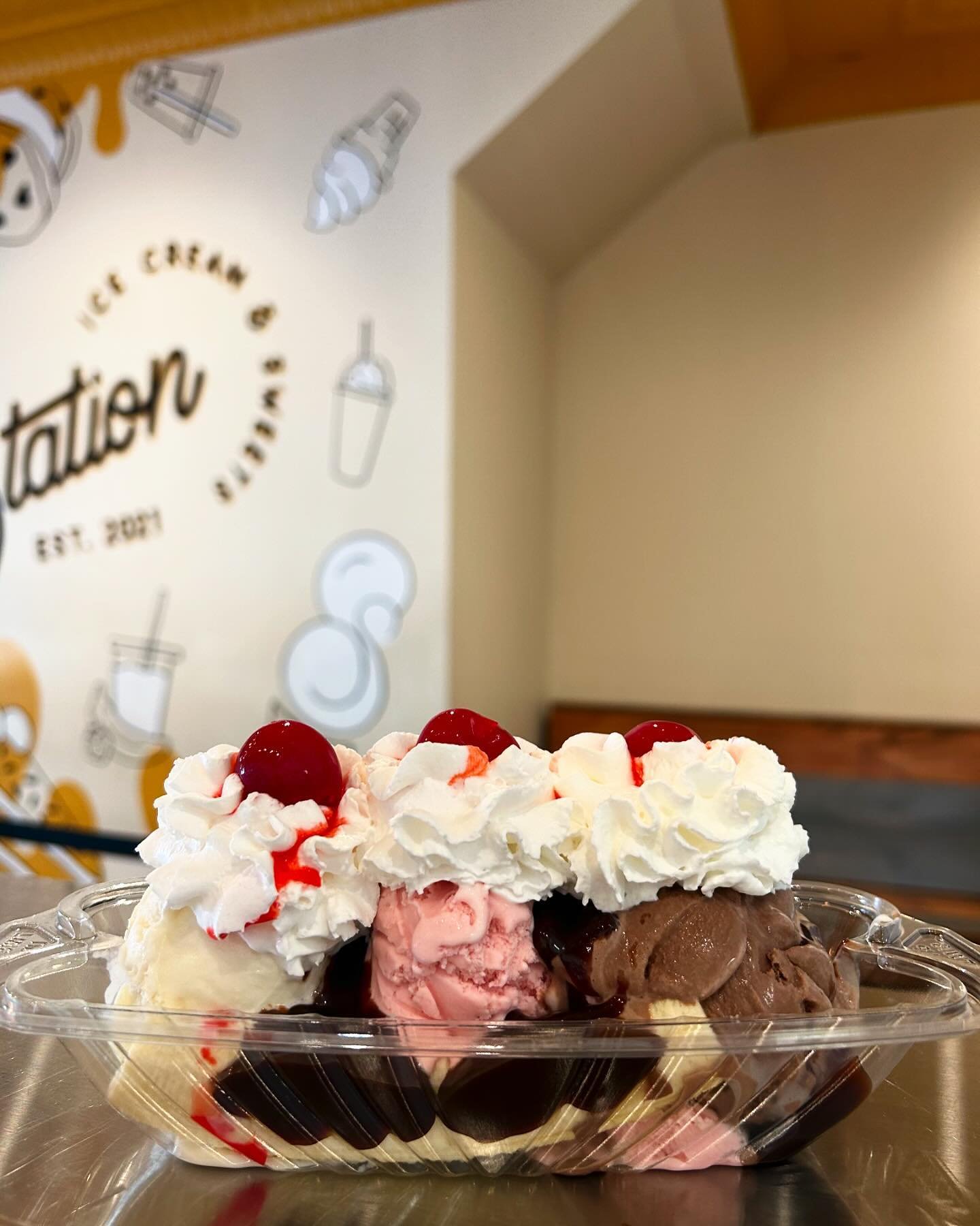 TGIF!🙌 Looks like the rain is done and the sun is out! ☀️ Let&rsquo;s celebrate with a BANANA SPLIT! Choose any 3 flavors and any 3 toppings! And of course we top it off with whipped cream and cherries!
⠀⠀⠀⠀⠀⠀⠀⠀⠀⠀⠀⠀⠀⠀⠀⠀⠀⠀
Come on by!
🌷Sun: Noon-9pm