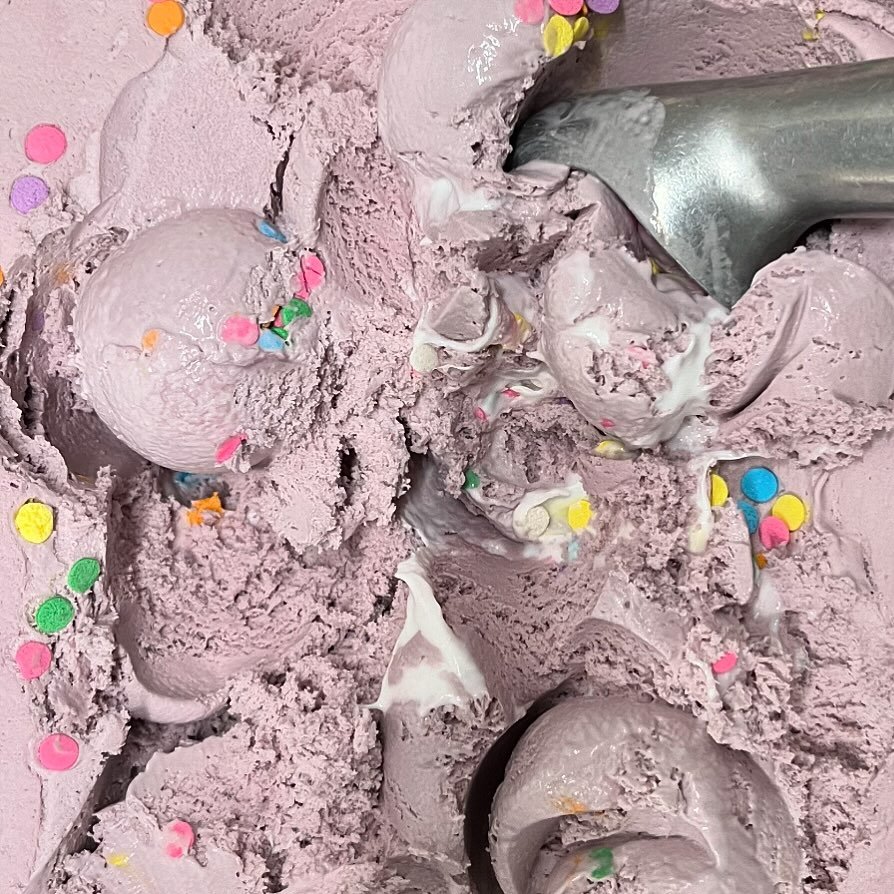 New flavor&hellip; UNICORN! 🦄 A lightly berry flavored ice cream loaded with confetti sprinkles and thick swirls of marshmallow.!
⠀⠀⠀⠀⠀⠀⠀⠀⠀⠀⠀⠀⠀⠀⠀⠀⠀⠀
Come on by!
🌷Sun: Noon-9pm
🌷Mon-Thur: 1pm-9pm
🌷Fri: 1pm-10pm
🌷Sat: Noon-10pm
Or get it delivered