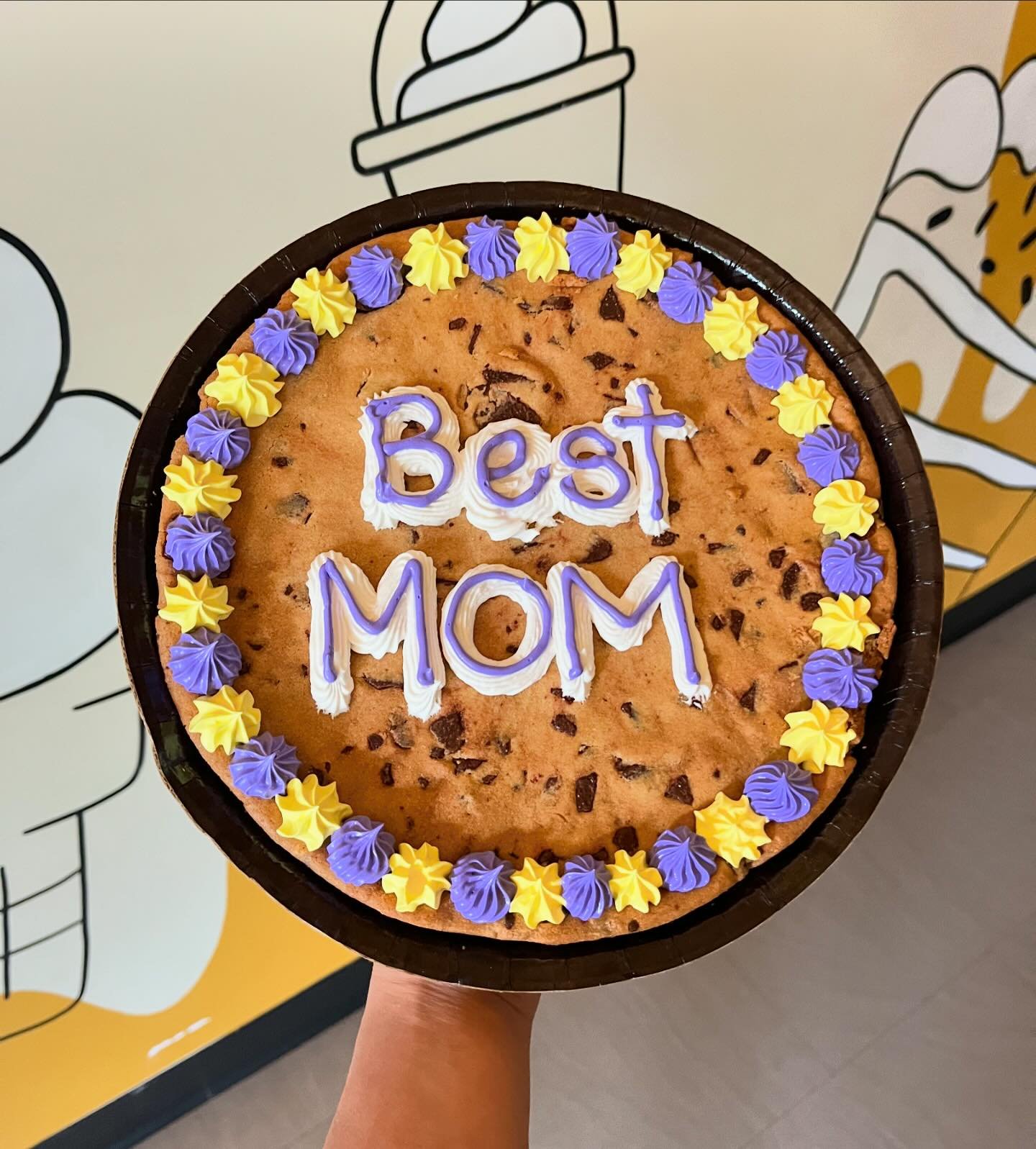 COOKIE CAKE! Grab a cookie cake for Mother&rsquo;s Day! Mom will be sure to love this 9&rdquo; soft, chewy chocolate chip cookie decorated with vanilla icing. (Limited time only. Sorry, no custom orders.)
⠀⠀⠀⠀⠀⠀⠀⠀⠀⠀⠀⠀⠀⠀⠀⠀⠀⠀
Come on by!
🌷Sun: Noon-9p