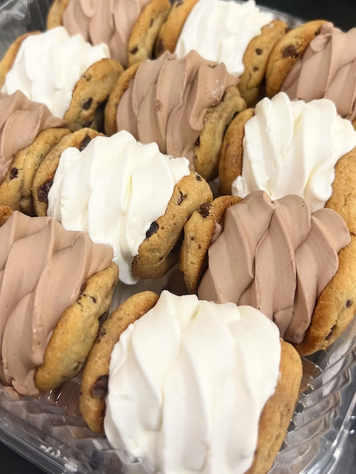 Grab a pack of these CHOCOLATE CHIP SLIDERS for dessert tonight 😋
⠀⠀⠀⠀⠀⠀⠀⠀⠀⠀⠀⠀⠀⠀⠀⠀⠀⠀ 
⠀⠀⠀⠀⠀⠀⠀⠀⠀⠀⠀⠀⠀⠀⠀⠀⠀⠀
⠀⠀⠀⠀⠀⠀⠀⠀⠀⠀⠀⠀⠀⠀⠀⠀⠀⠀
⠀⠀⠀⠀⠀⠀⠀⠀⠀⠀⠀⠀⠀⠀⠀⠀⠀⠀

Come on by!
 🍁Sunday-Thursday: Noon-9pm
 🍁Friday-Saturday: Noon-10pm
Or get it delivered with DoorDash!
