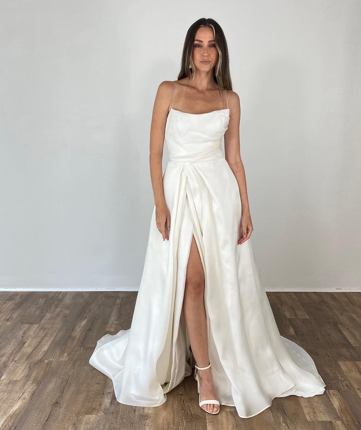 Remi 🤍
.
Our most easy to wear dress designed by @barbarakavchokbridal 
.
.
#coolbride #highslit #handmadeweddingdress #indiebridaldesigner #sustainablebridal #travelingbridalstylingstudio #bridalstylist