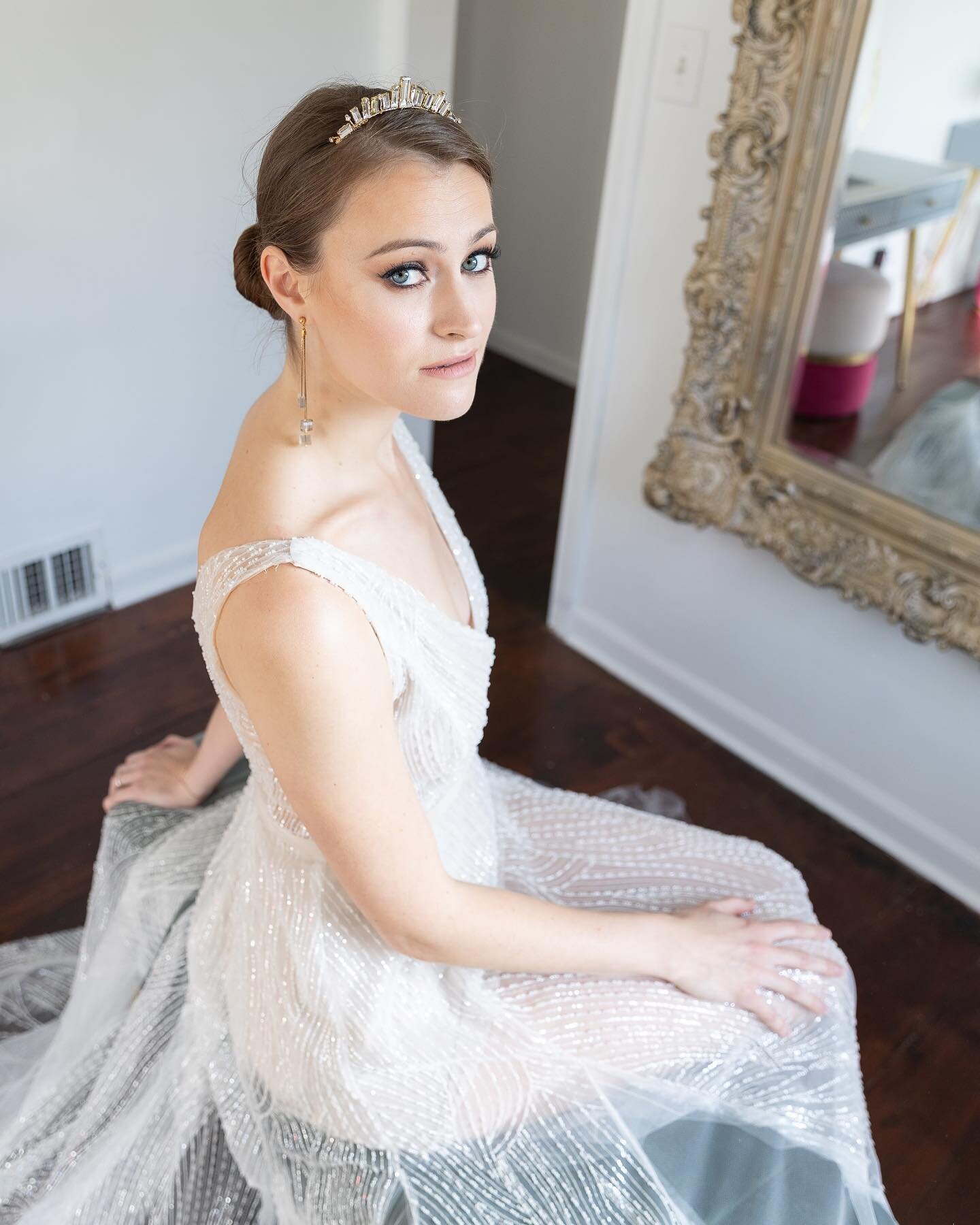 Having an art deco moment with our Brook gown by @emilykotarskibridal styled with our Gwyneth Tiara by @emmakatzkabridal and Geneva Crystal earrings by @hushedcommotion 🤍
.
You can try both on by scheduling your in-home private styling session!

#ak