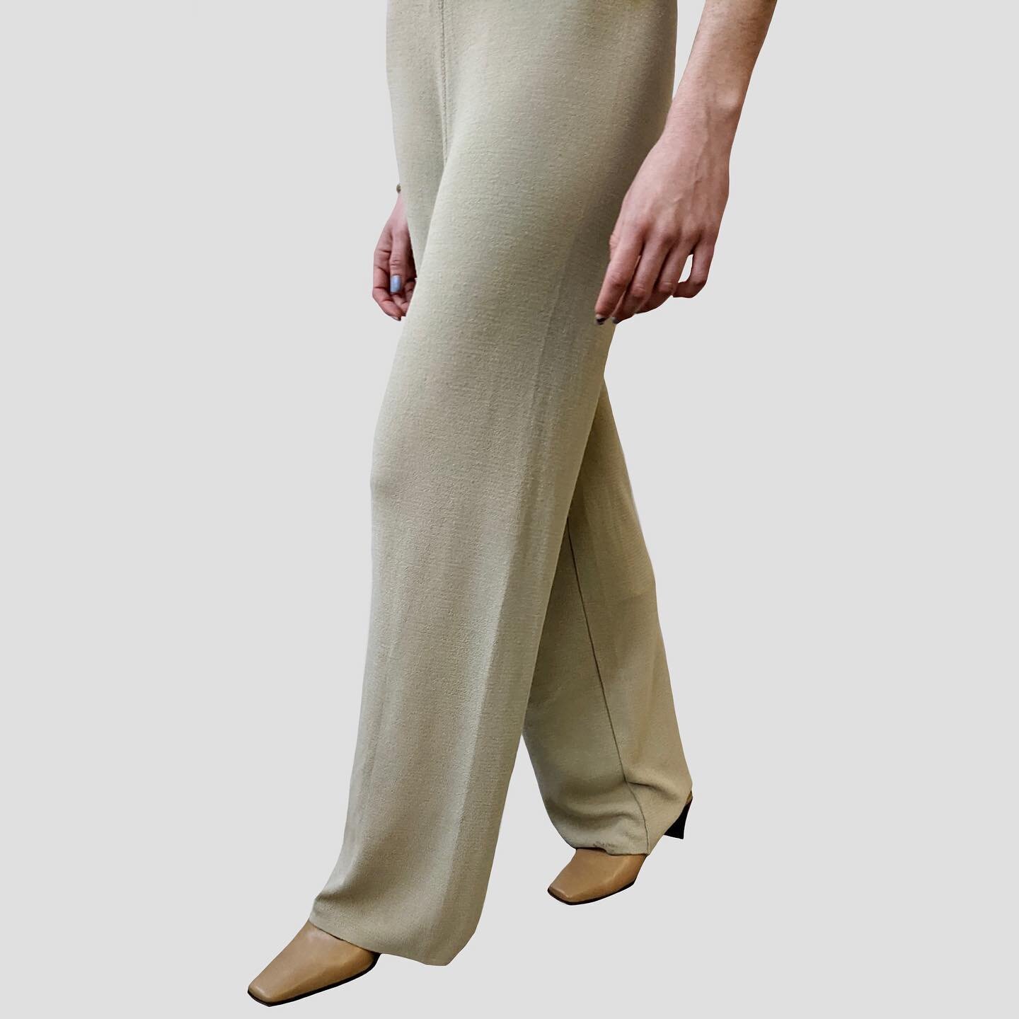 PANTALON 034

#pantalonvintage #pantalonfluide #pantalonsecondemain #couleurcraie #vintagebrand #vintagebrandboutique #vintagefashionphotography #vintagefashionstyle #secondemainpourdemain #secondhandbrand #secondhandboutique