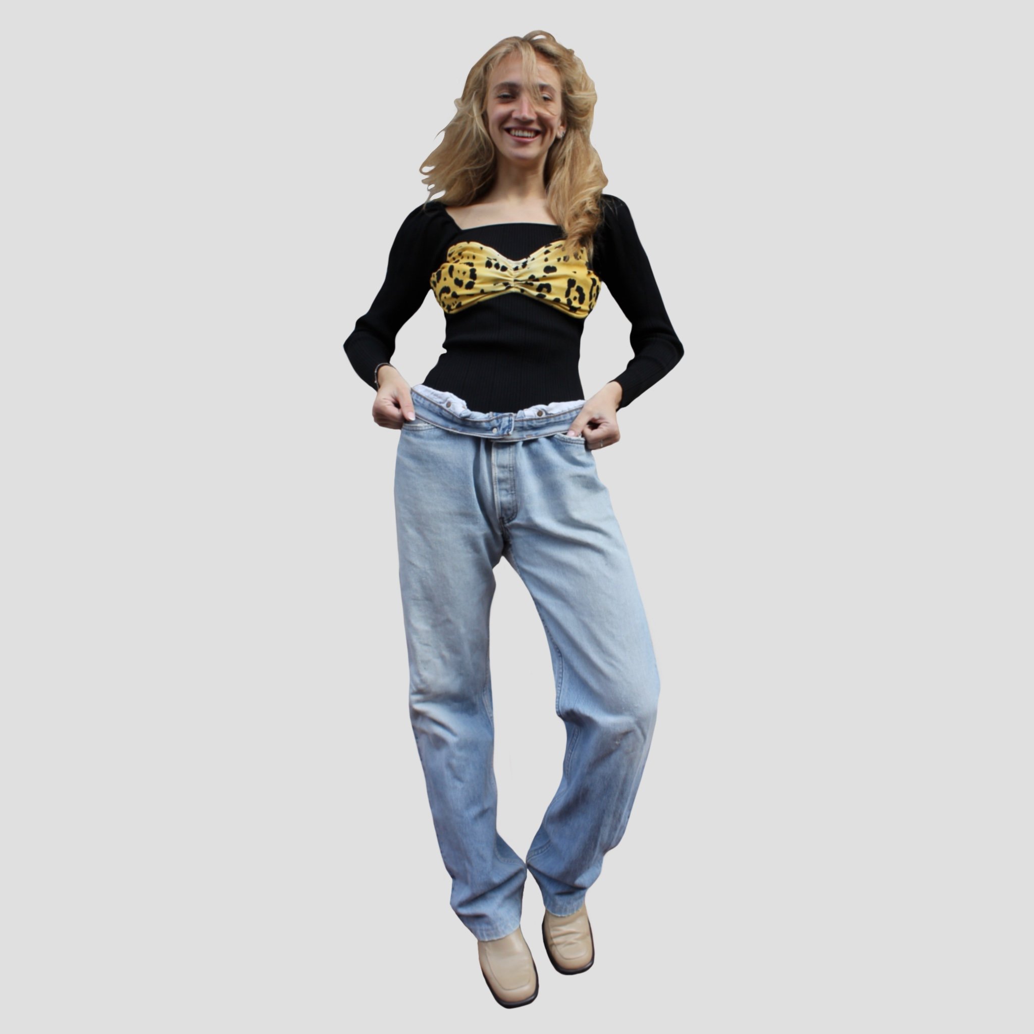 upcycling vintage vetements top look noir jaune leopard mode fashion seconde-main vente produit jeans blonde femme shooting
