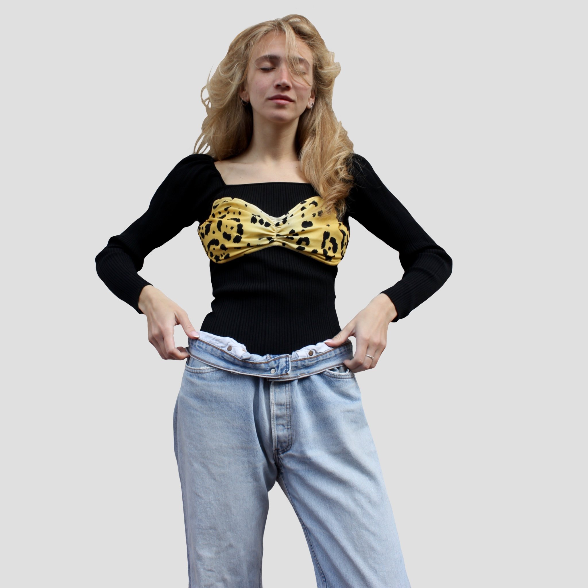 upcycling vintage vetements top look noir jaune leopard mode fashion seconde-main vente produit jeans blonde femme shooting