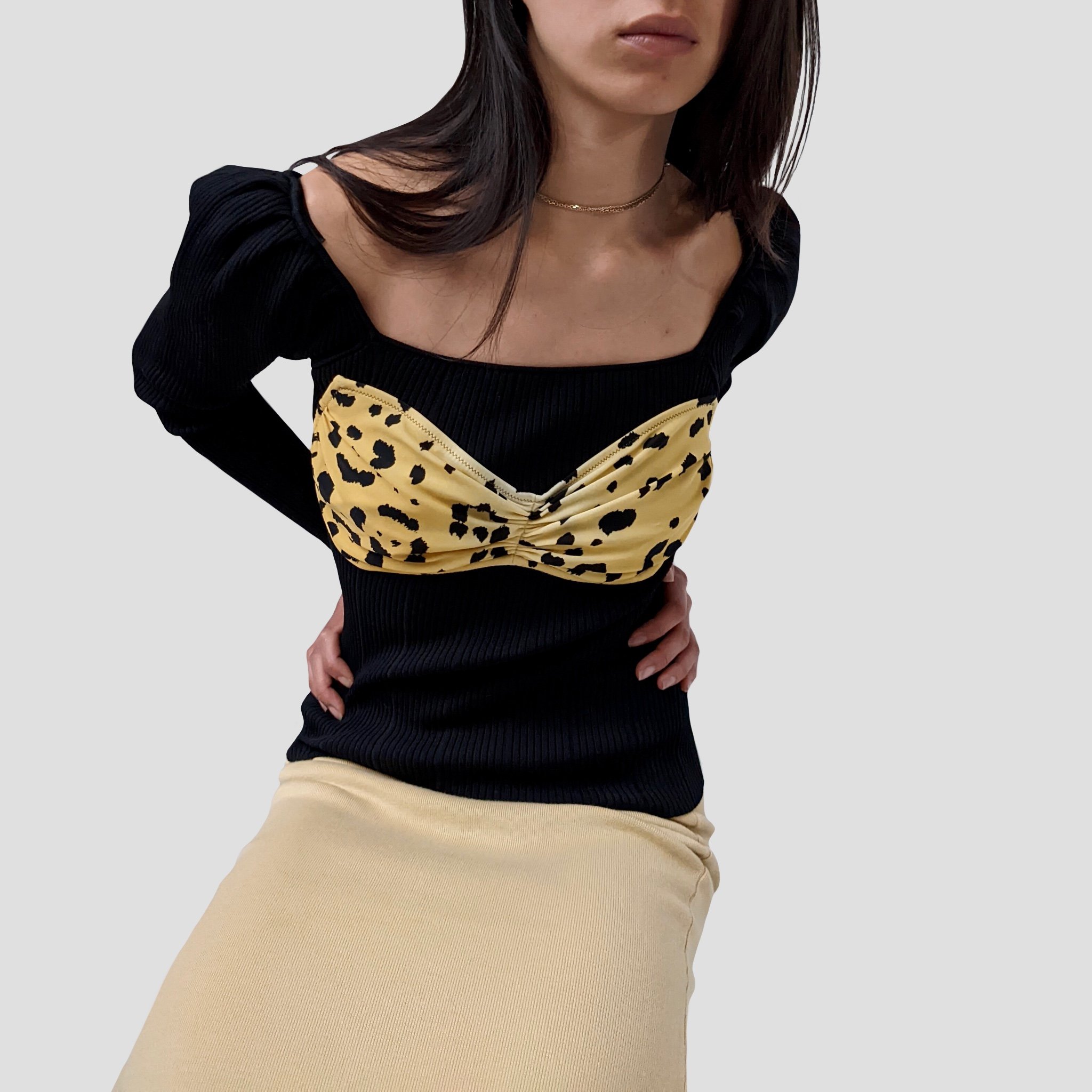 upcycling vintage vetements top look noir jaune leopard mode fashion seconde-main vente produit shooting