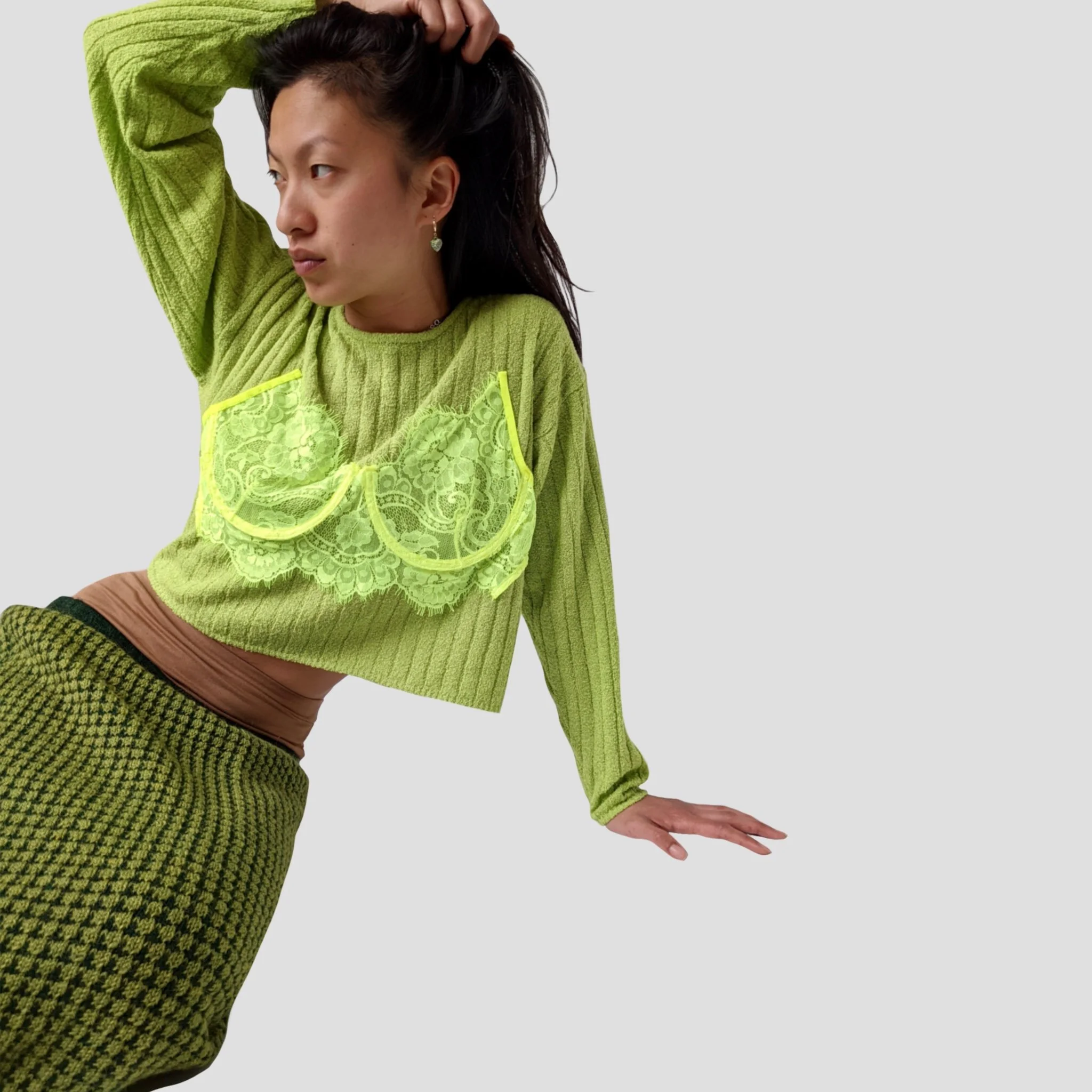 upcycling fashion vêtement vintage seconde-main pull top vert shooting mannequin jupe maille strab boutique en ligne marque mode